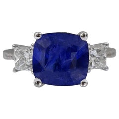 Bague en or 18 carats avec saphir bleu de 4,65 carats et diamants latéraux