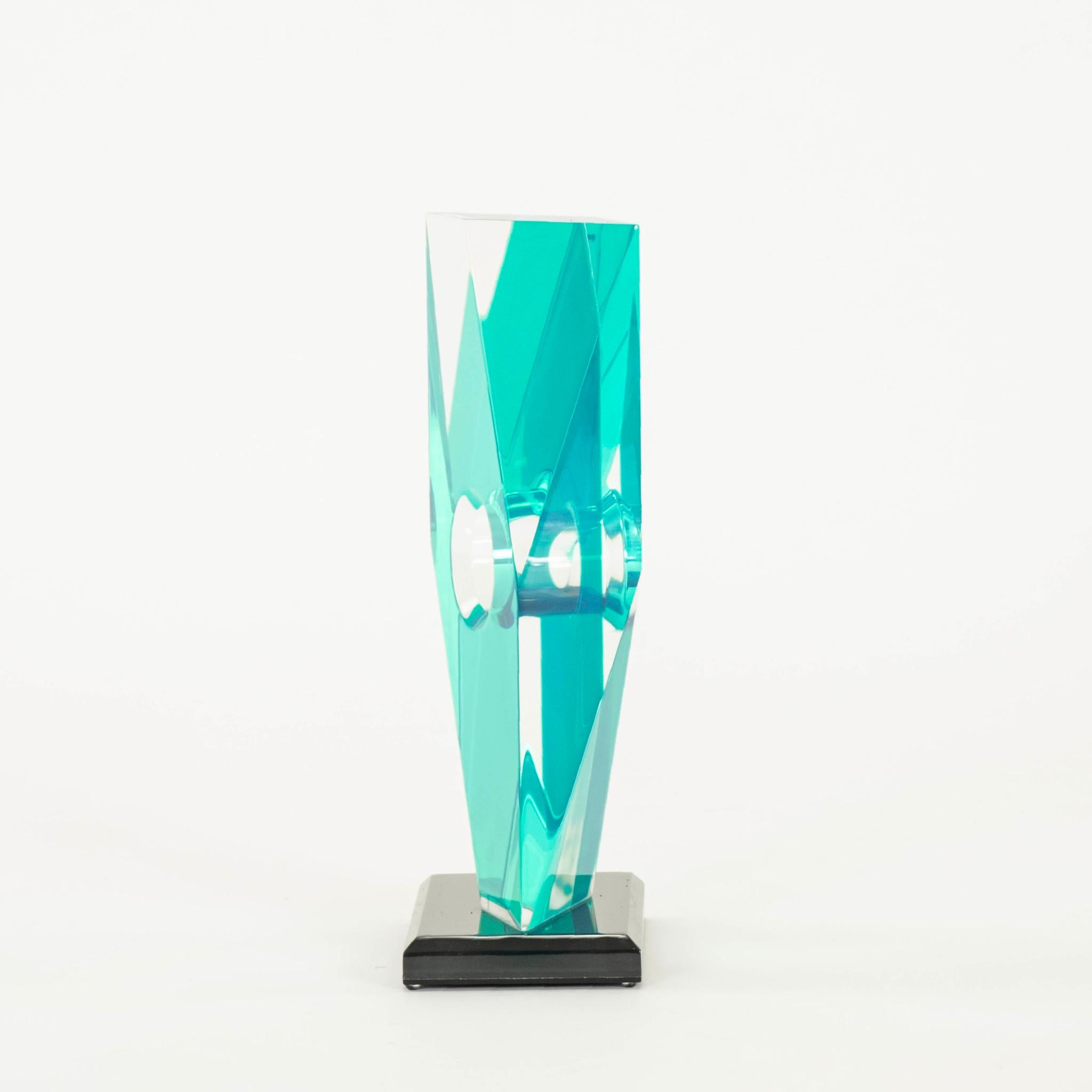 Moderno Scultura astratta blu in lucite in vendita