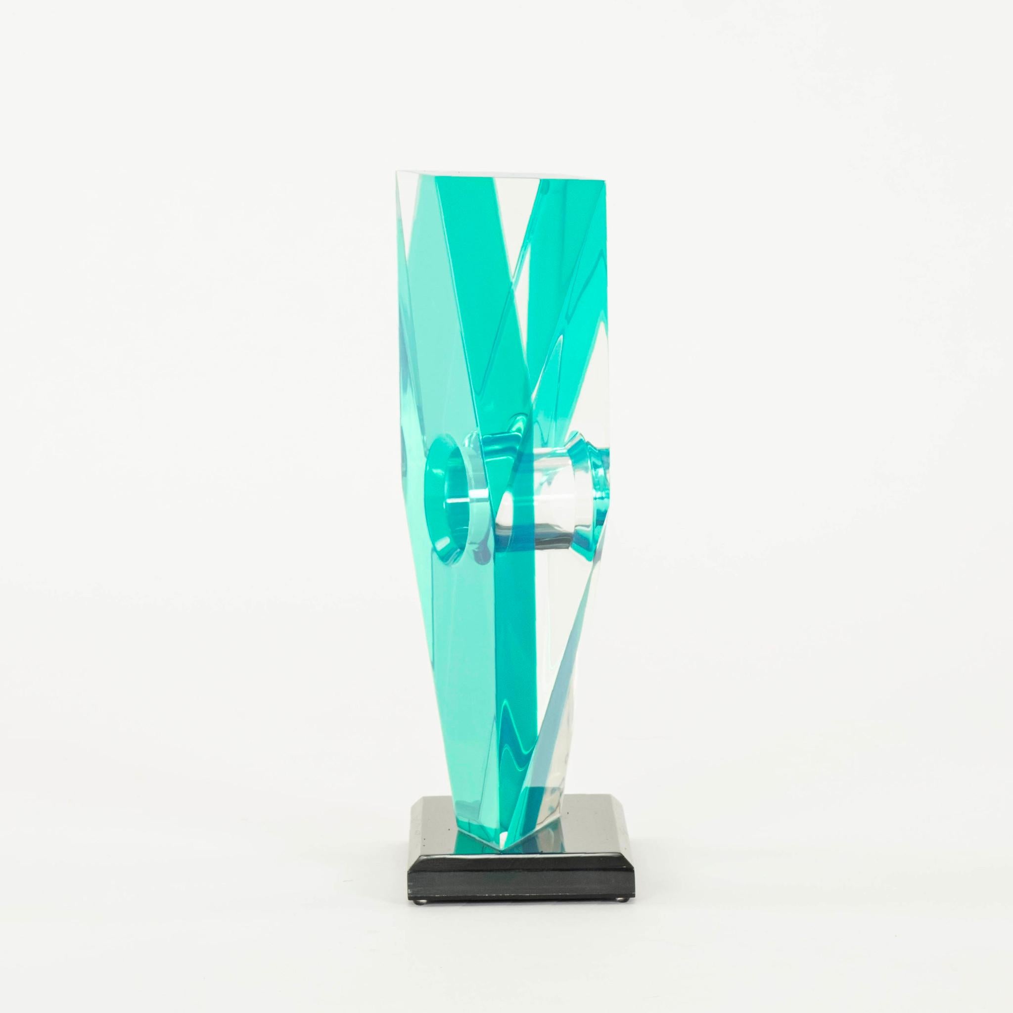 XX secolo Scultura astratta blu in lucite in vendita