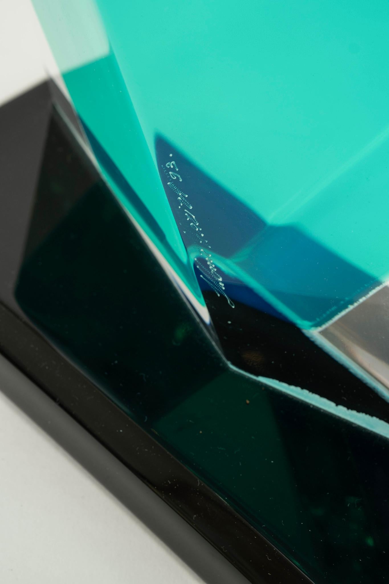 Scultura astratta blu in lucite in vendita 1