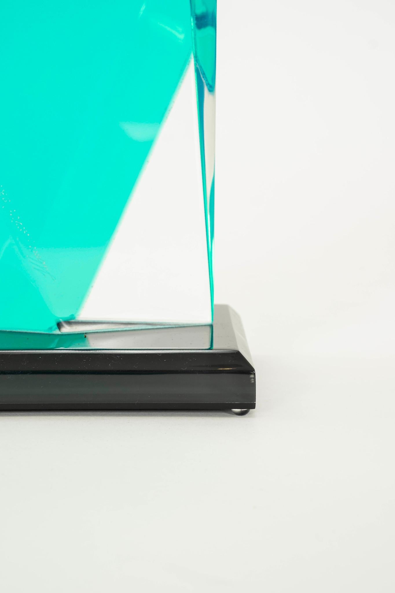 Scultura astratta blu in lucite in vendita 2