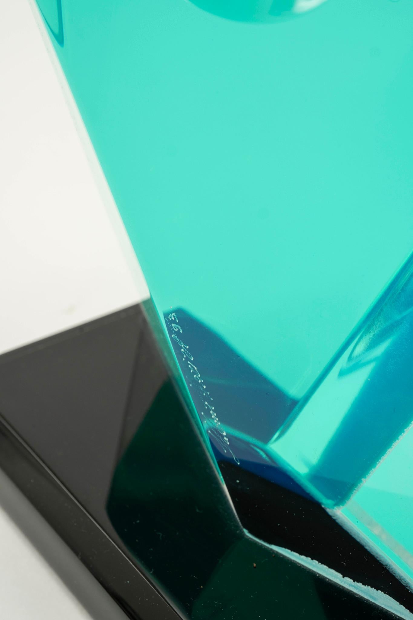 Scultura astratta blu in lucite in vendita 3
