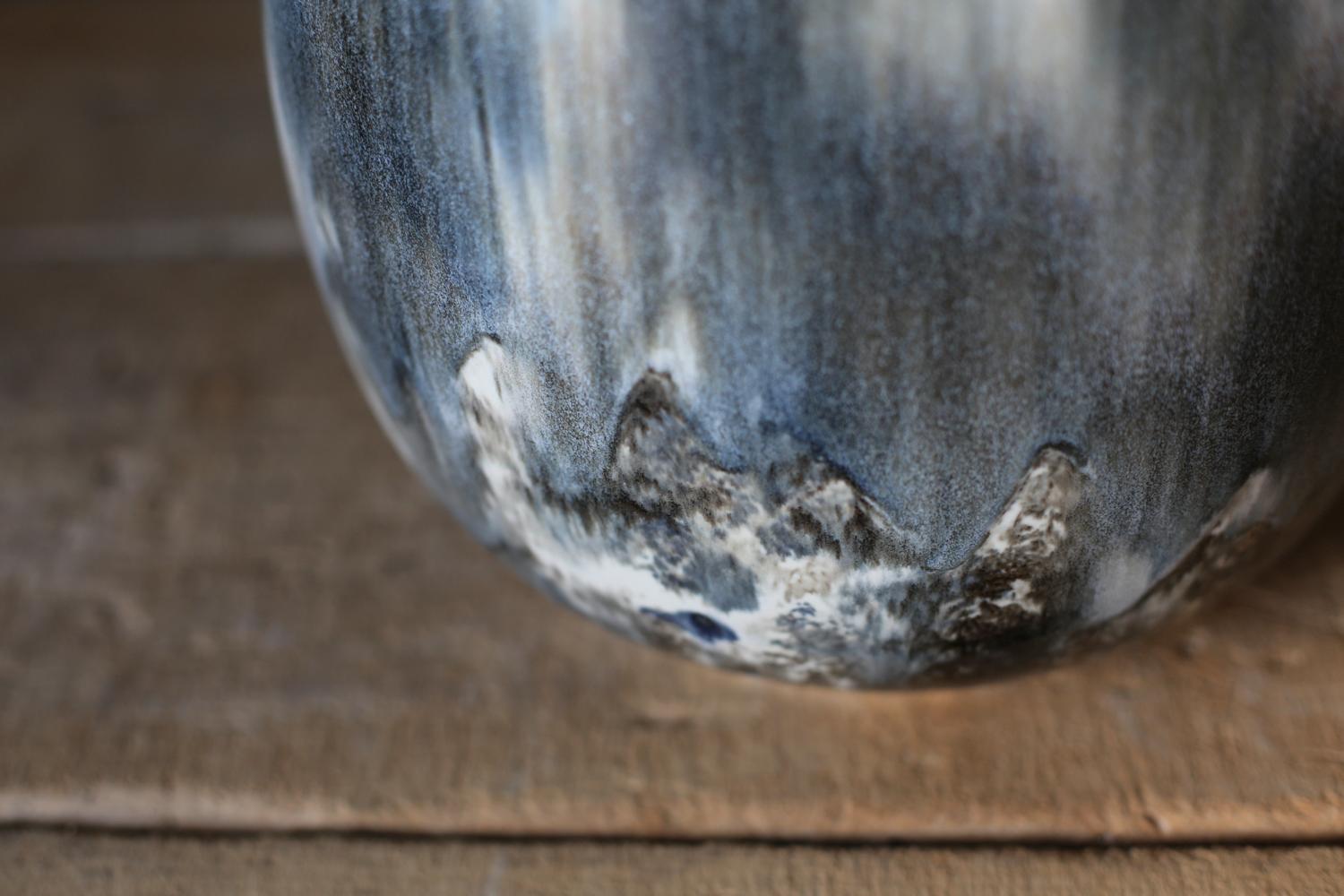 Vase peint en bleu abstrait par Scarlet Pottery en vente 2