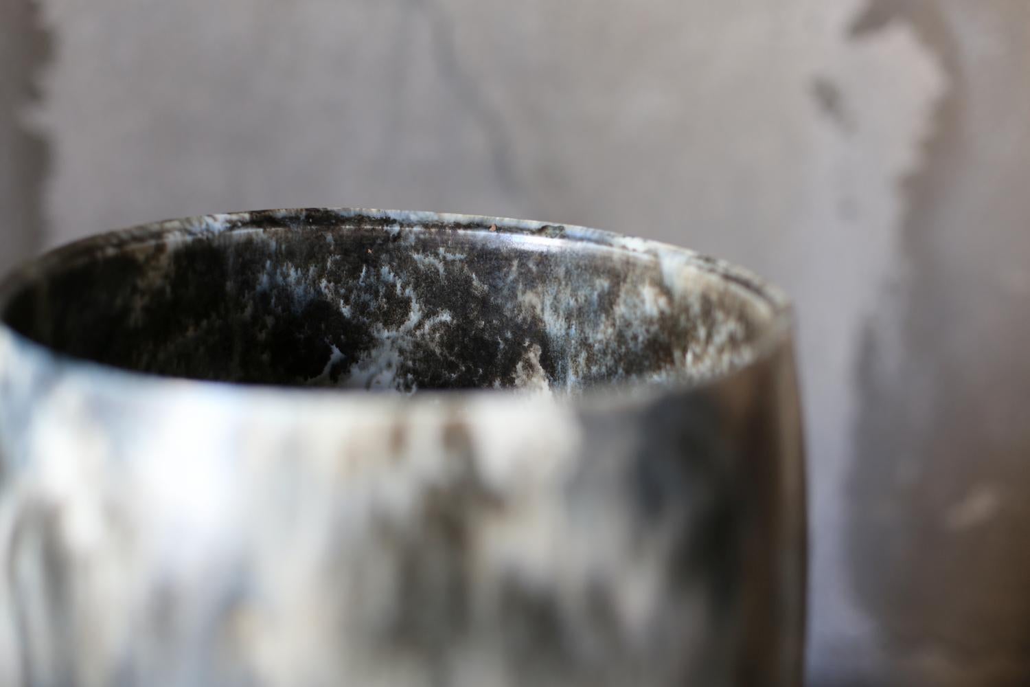 Vase peint en bleu abstrait par Scarlet Pottery en vente 3