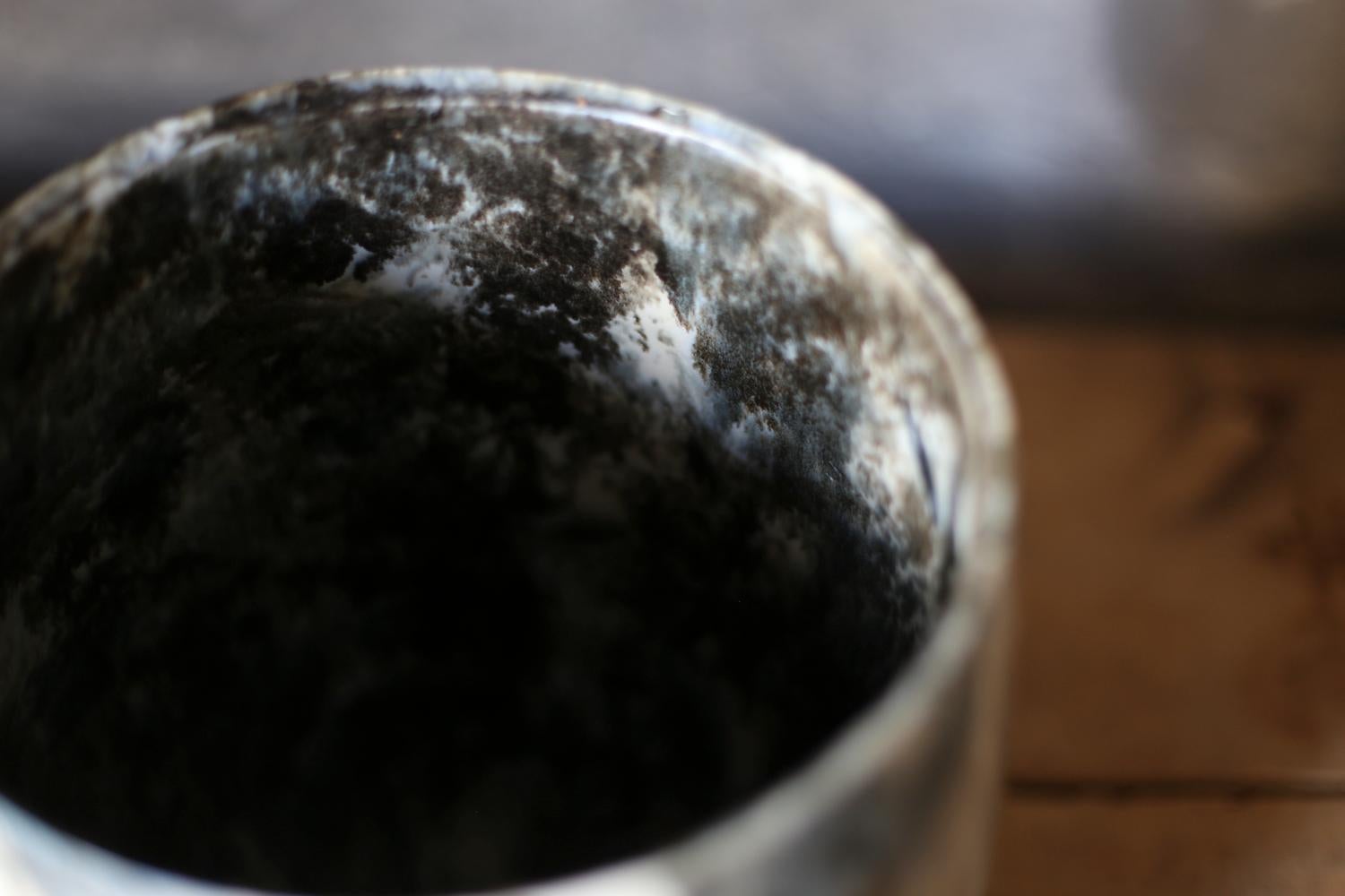 Vase peint en bleu abstrait par Scarlet Pottery en vente 4