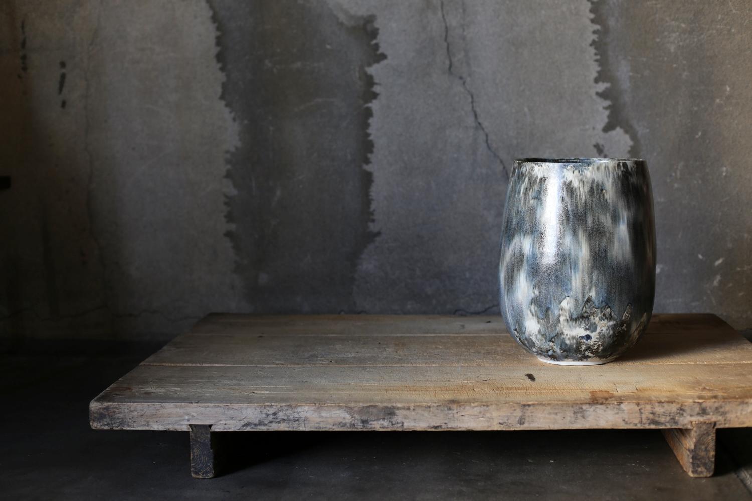 Il s'agit d'un vase fabriqué par l'unité d'artistes céramistes japonais 