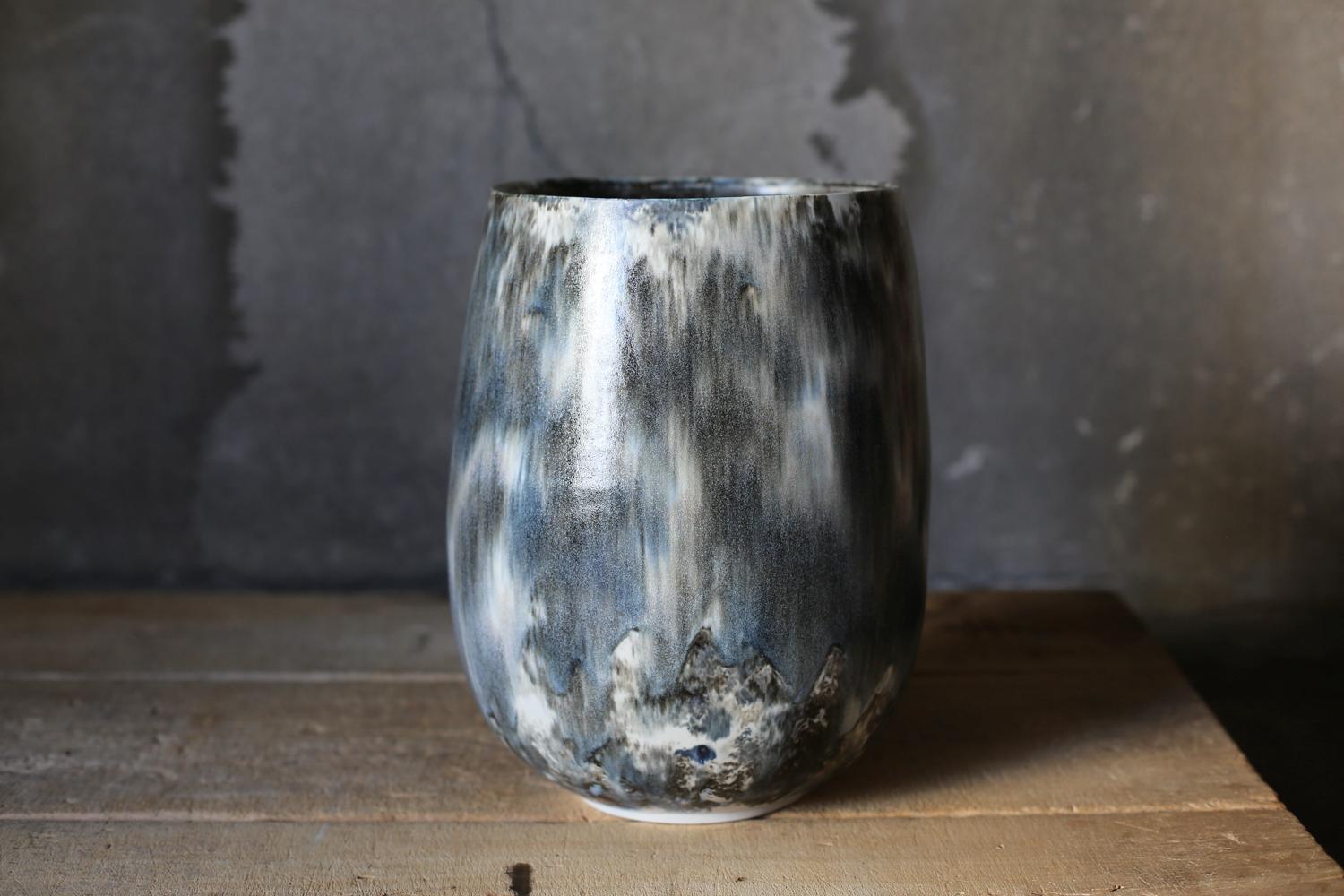 Japonisme Vase peint en bleu abstrait par Scarlet Pottery en vente