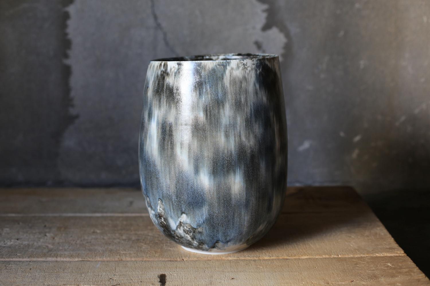 Japonais Vase peint en bleu abstrait par Scarlet Pottery en vente