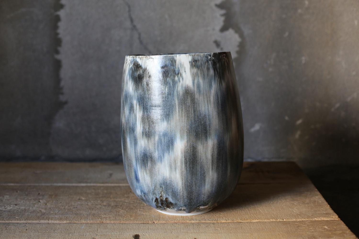 Fait main Vase peint en bleu abstrait par Scarlet Pottery en vente