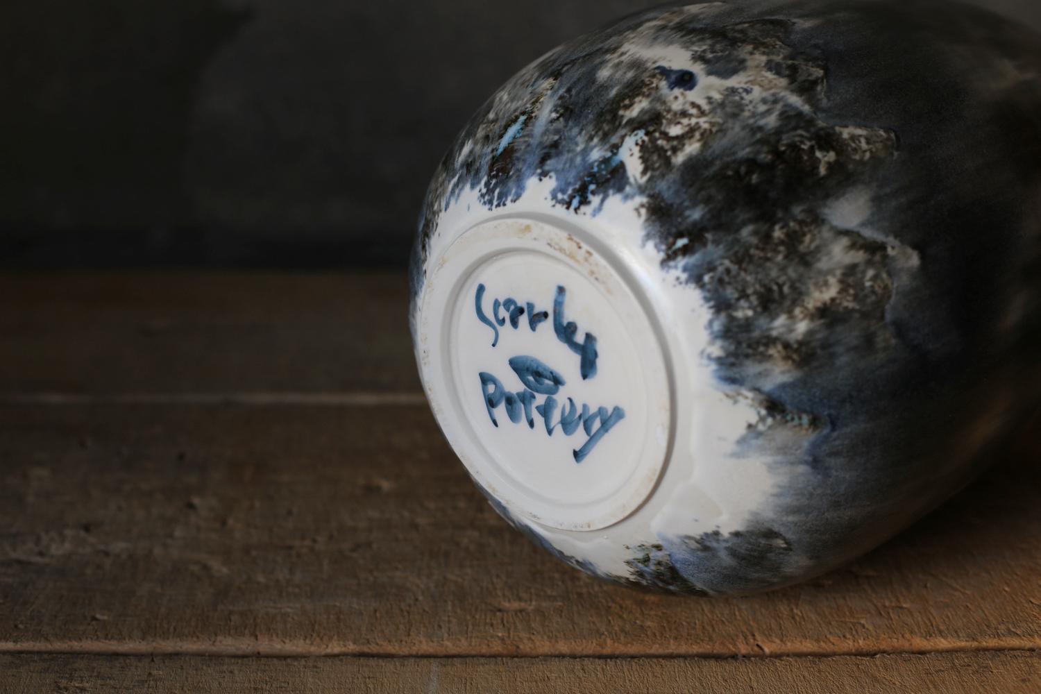 XXIe siècle et contemporain Vase peint en bleu abstrait par Scarlet Pottery en vente