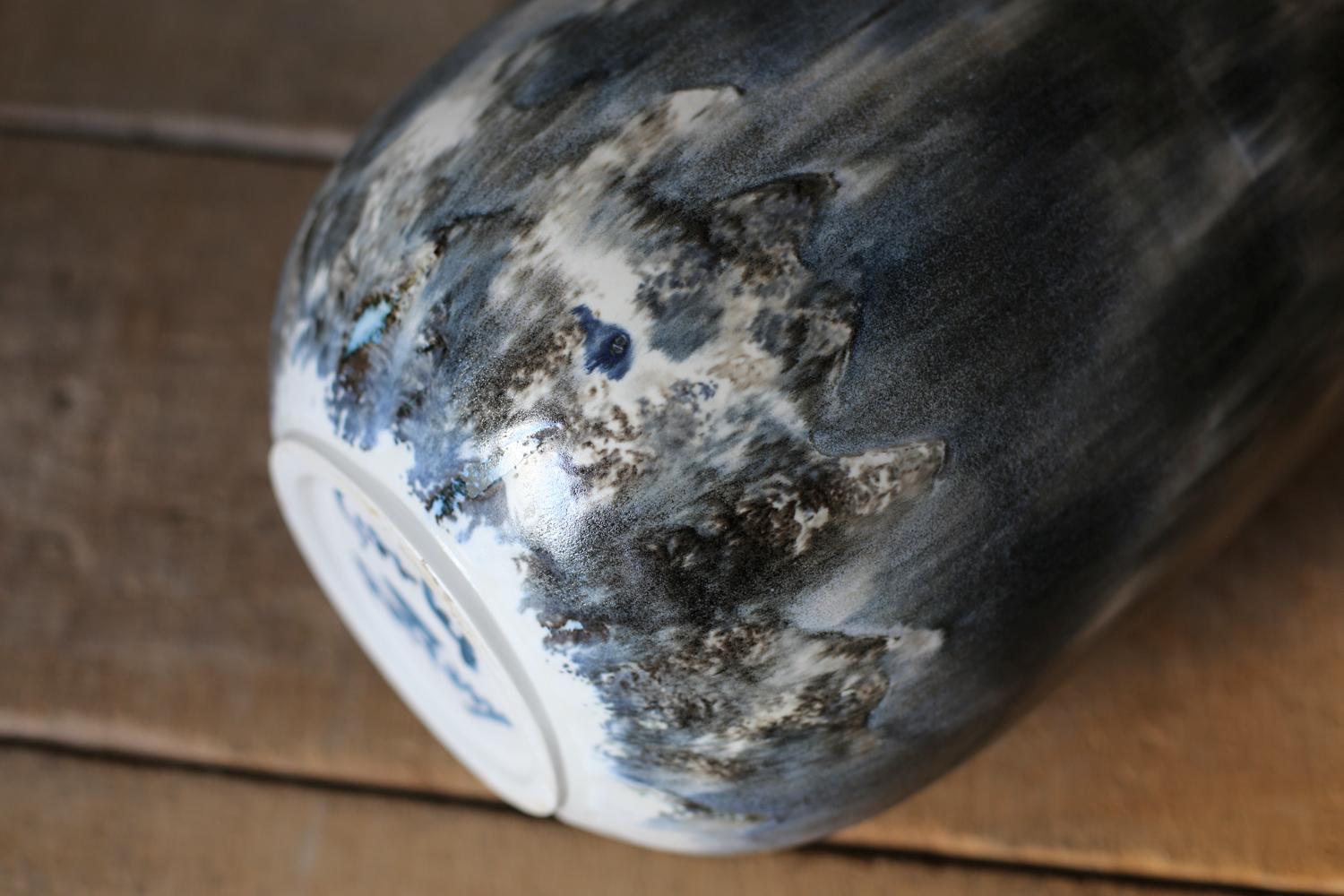 Porcelaine Vase peint en bleu abstrait par Scarlet Pottery en vente