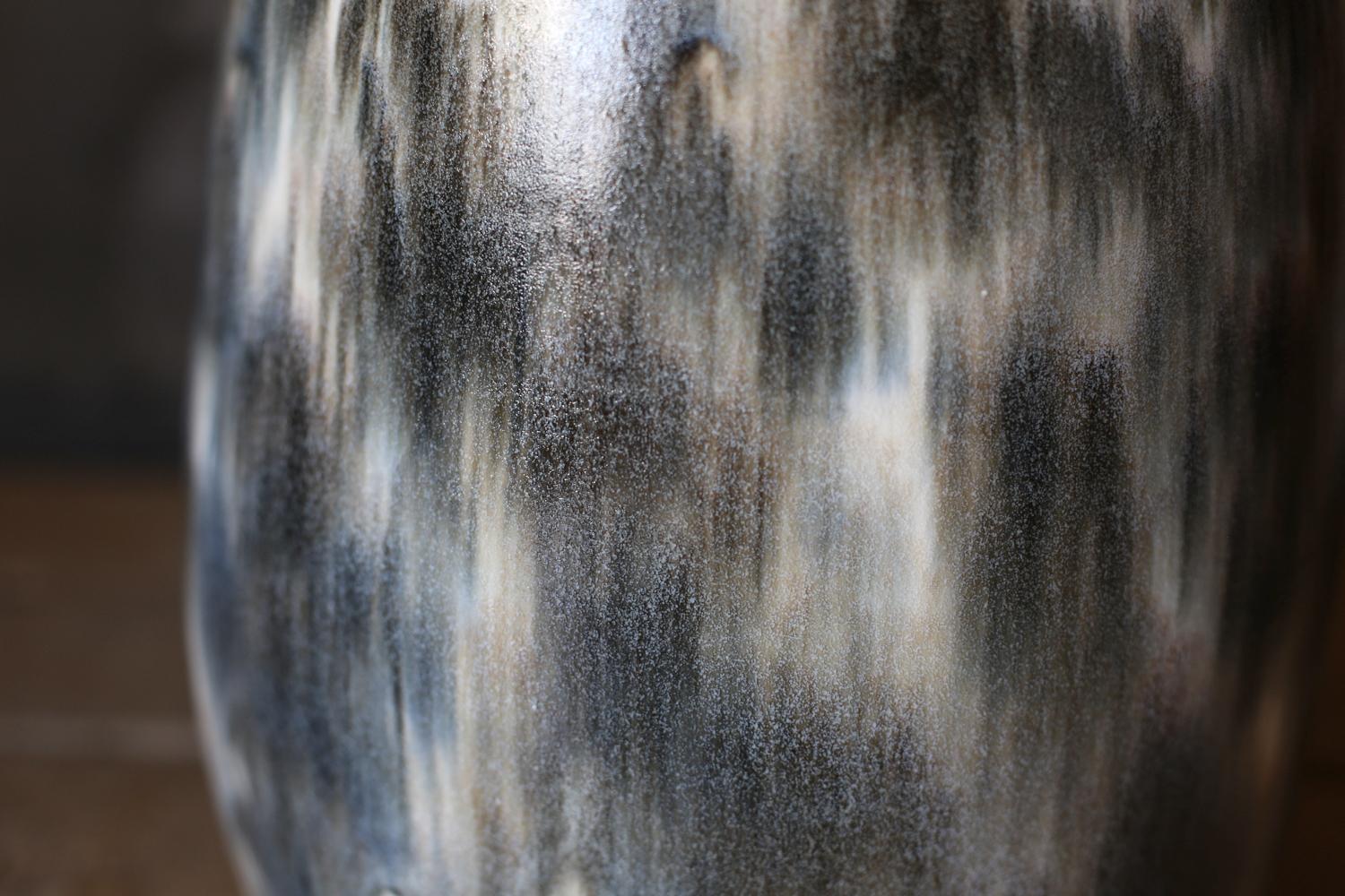 Vase peint en bleu abstrait par Scarlet Pottery en vente 1