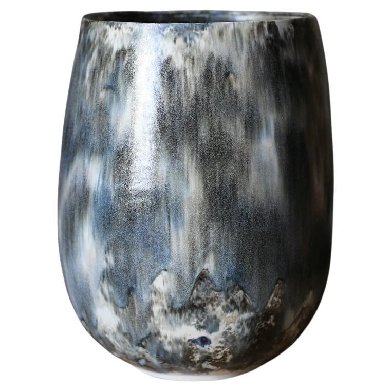 Vaso dipinto astratto blu di Scarlet Pottery