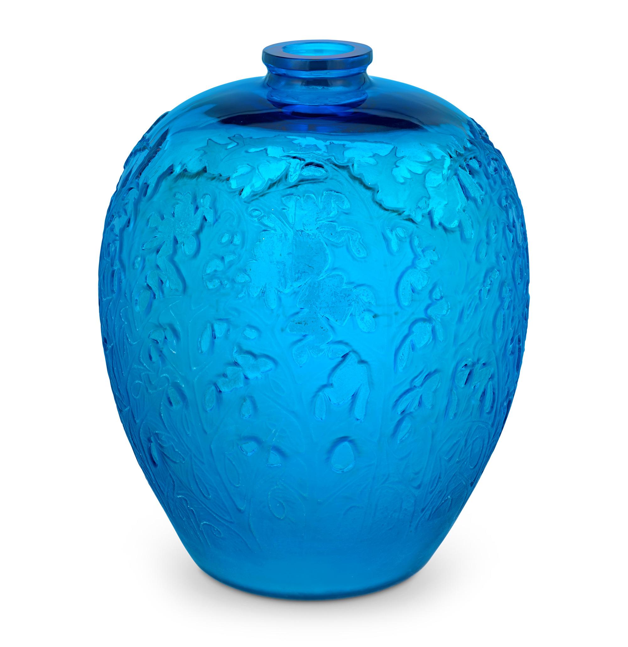 Vaso con motivo Acanthes
René Lalique
Circa 1921

Questo raro vaso con motivo Acanthes di René Lalique cattura la raffinata eleganza e la bellezza naturale sinonimo della sua arte. Progettato nel 1921, il vaso è realizzato in vetro blu smerigliato e