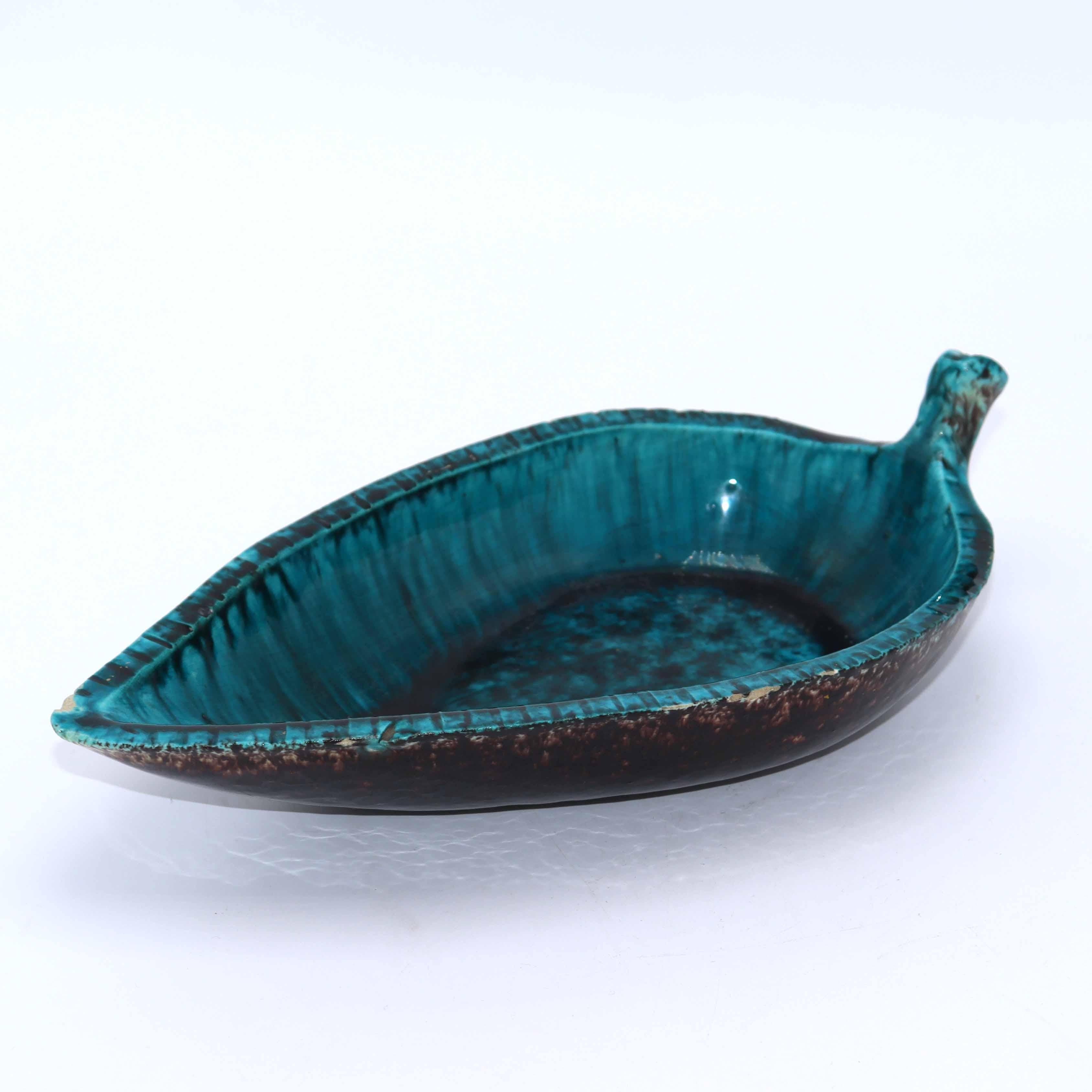 Blattschale aus blauer Accolay-Keramik, um 1960.