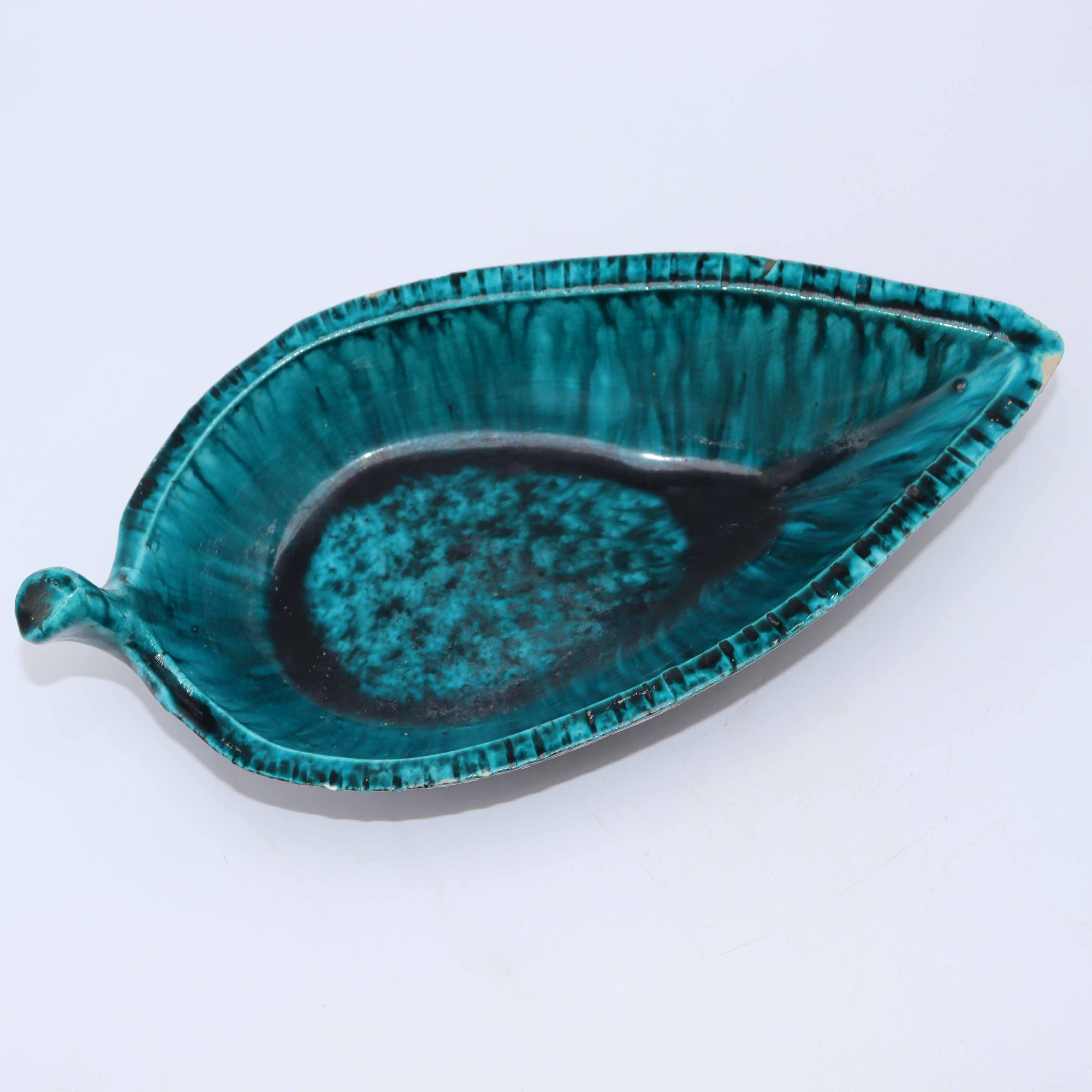 Blaue Keramik-Blattschale mit blauem Akzent, um 1960 (Glasiert) im Angebot