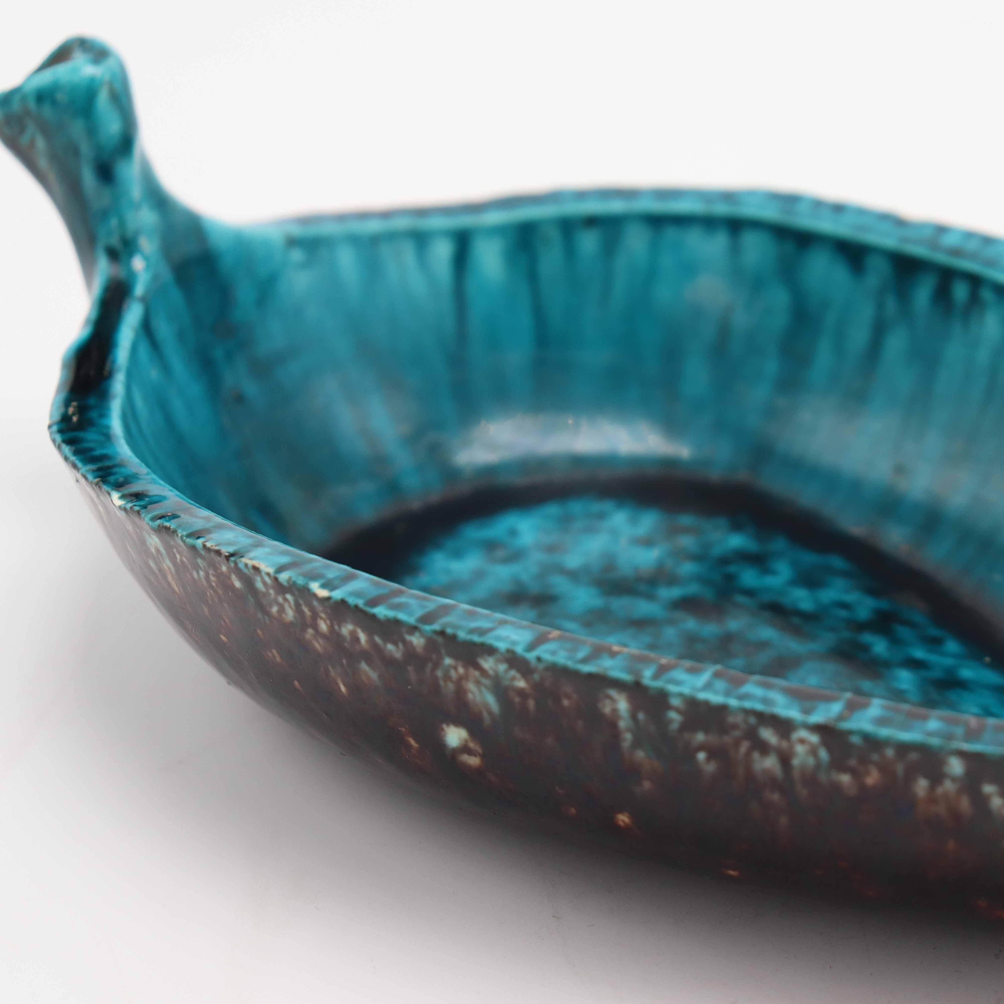 Blaue Keramik-Blattschale mit blauem Akzent, um 1960 im Zustand „Gut“ im Angebot in Dallas, TX