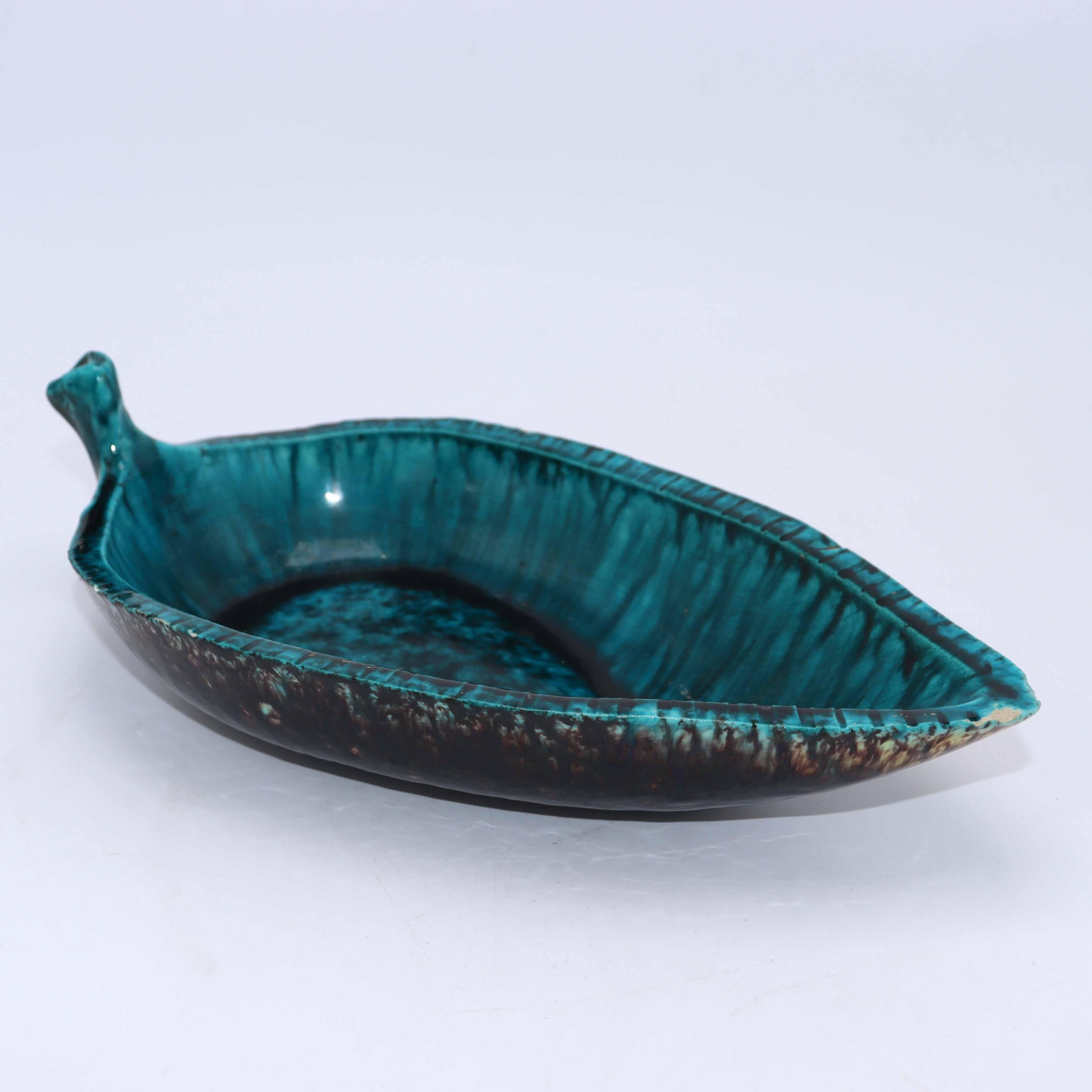 Blaue Keramik-Blattschale mit blauem Akzent, um 1960 (Mitte des 20. Jahrhunderts) im Angebot