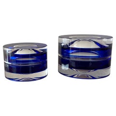 Petite boîte ronde en acrylique bleue de Paola Valle