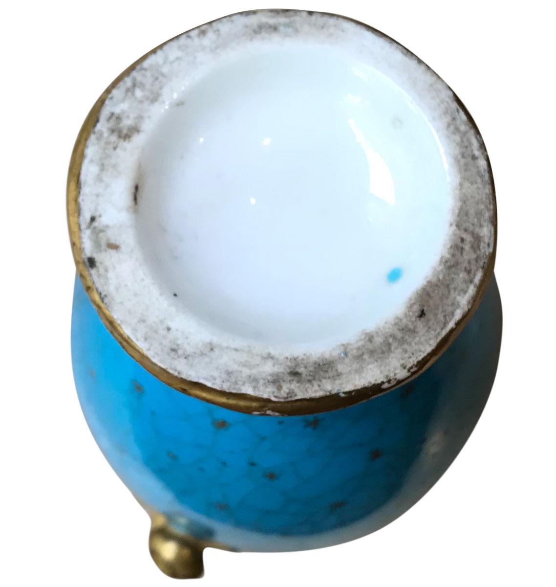 Inconnu Vase en porcelaine bleu esthétique attribué au style de Christopher Dresser en vente