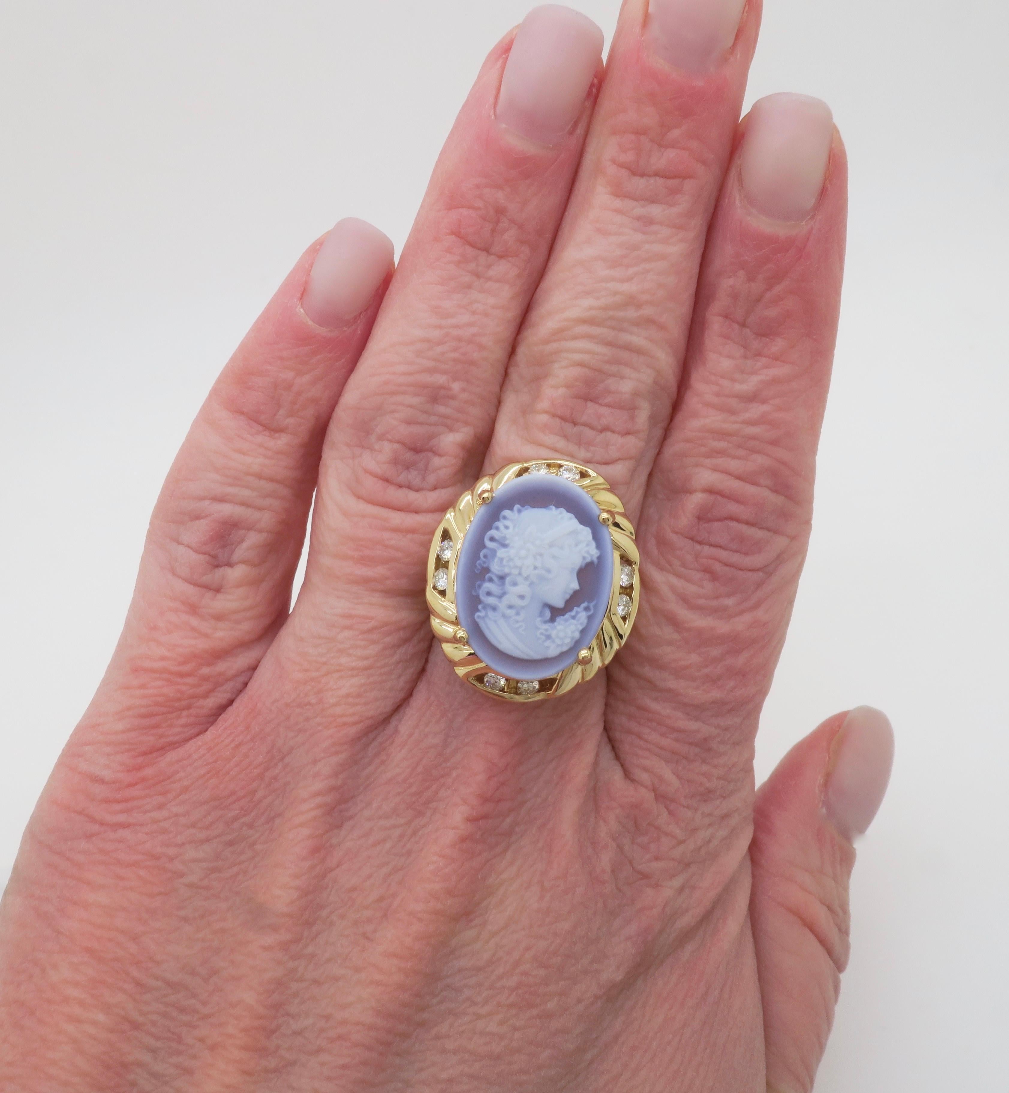 Superbe bague en or jaune 14 carats avec camée en agate sculpté et diamant. 

Pierre précieuse : Diamant et agate
Poids en carats du diamant : .48CTW
Taille du diamant : Brilliante ronde 
Couleur du diamant : F-H
Clarté du diamant : VS-SI
Métal : or