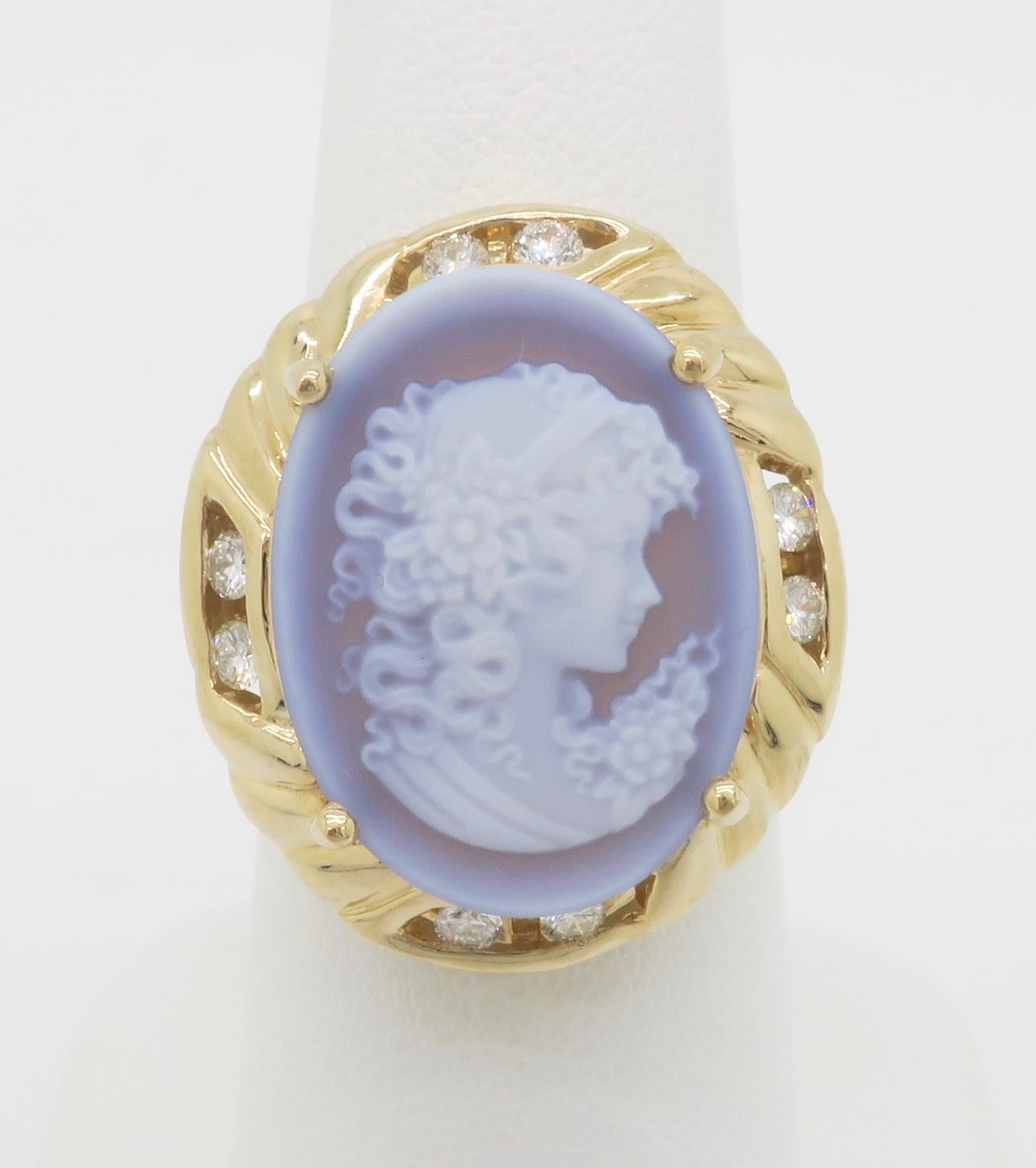 Taille ronde Bague camée sculptée en agate bleue et diamants en vente