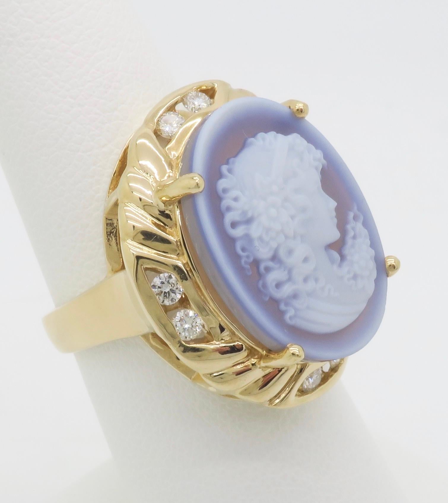 Bague camée sculptée en agate bleue et diamants Pour femmes en vente