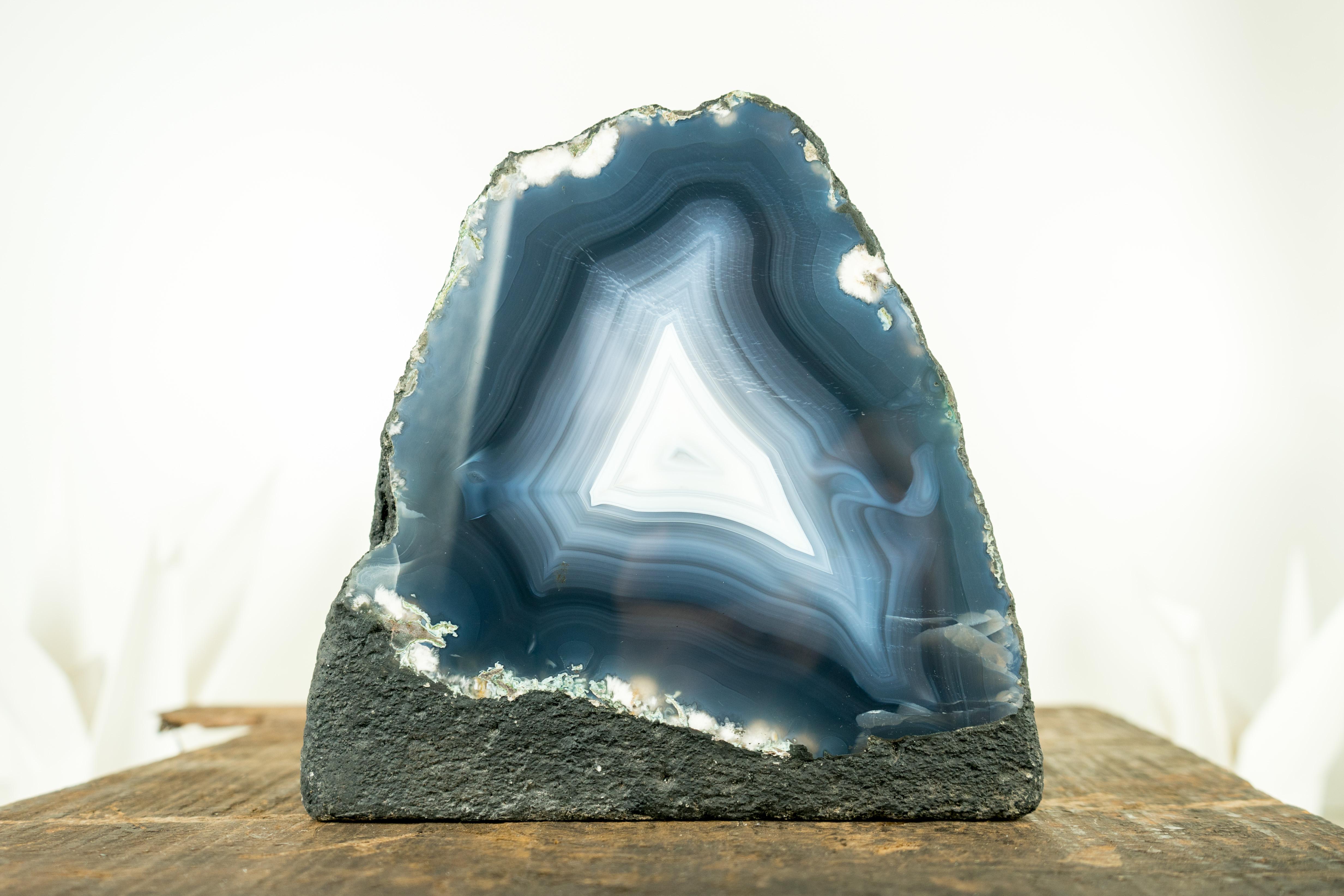Blauer Achatgeode mit ganz natürlichen Meeresblauen und weißen Achatspitzen aus Achat, natürliche Kunst im Angebot 5