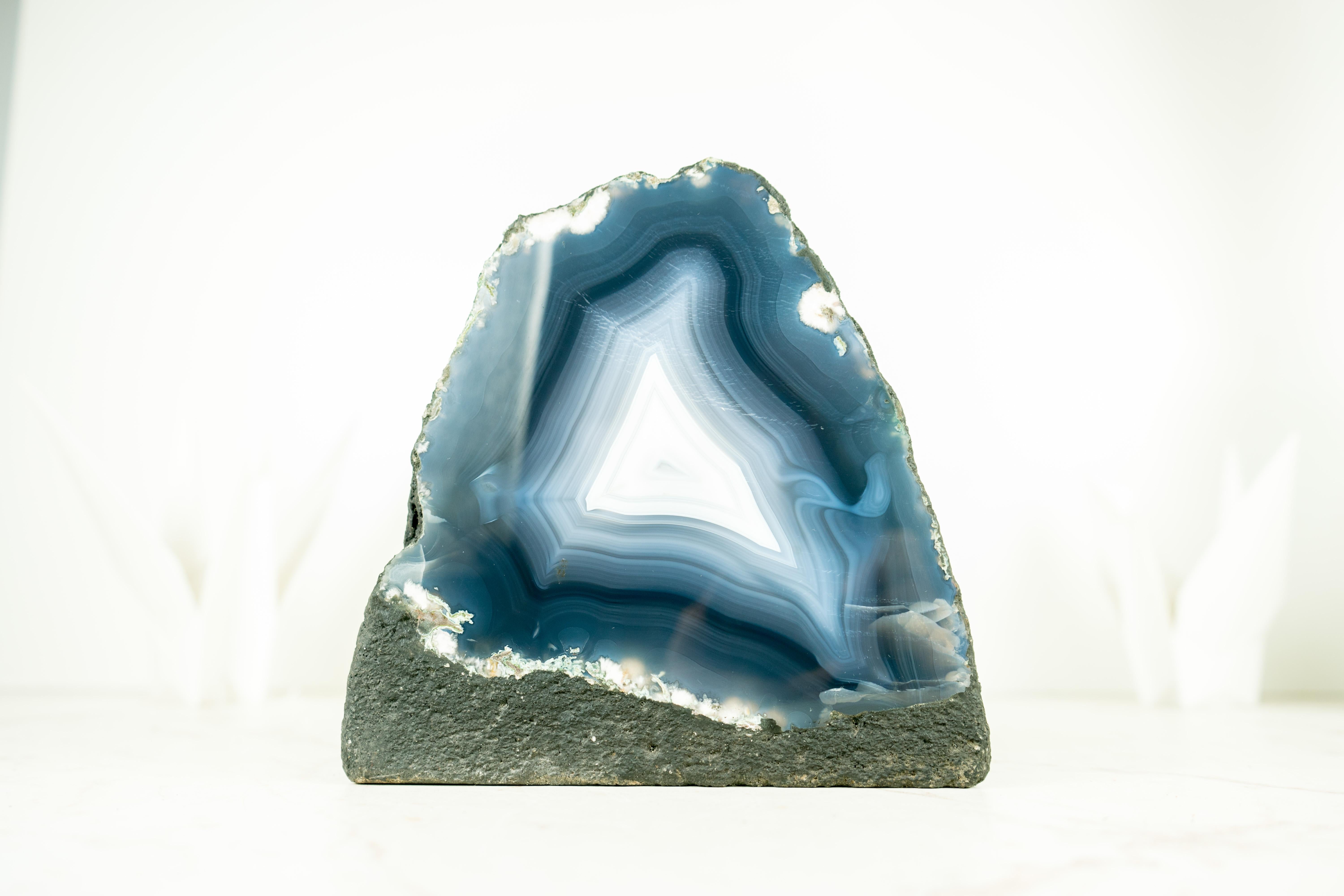 Blauer Achatgeode mit ganz natürlichen Meeresblauen und weißen Achatspitzen aus Achat, natürliche Kunst im Angebot 6