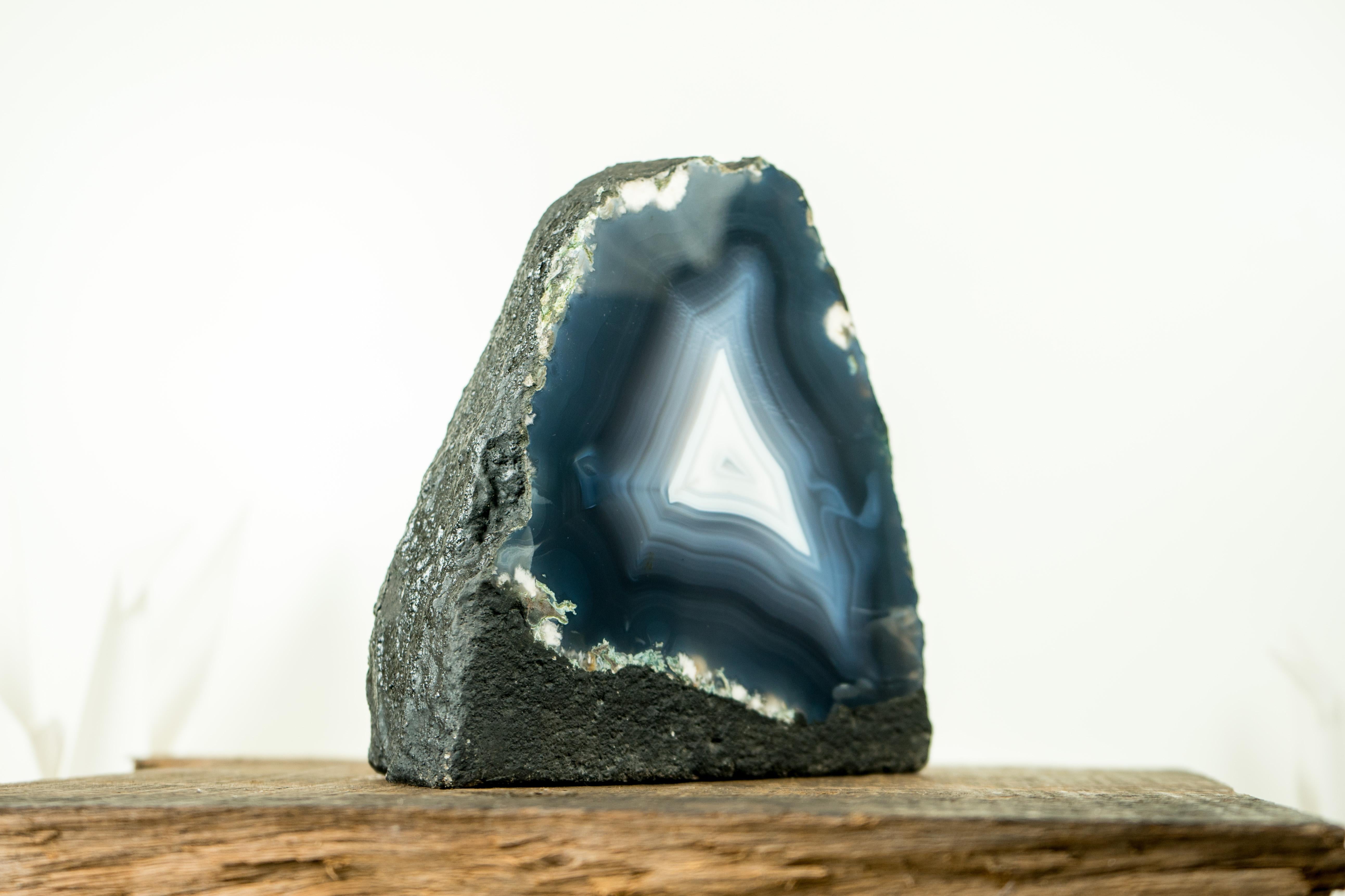 Blauer Achatgeode mit ganz natürlichen Meeresblauen und weißen Achatspitzen aus Achat, natürliche Kunst (Brasilianisch) im Angebot
