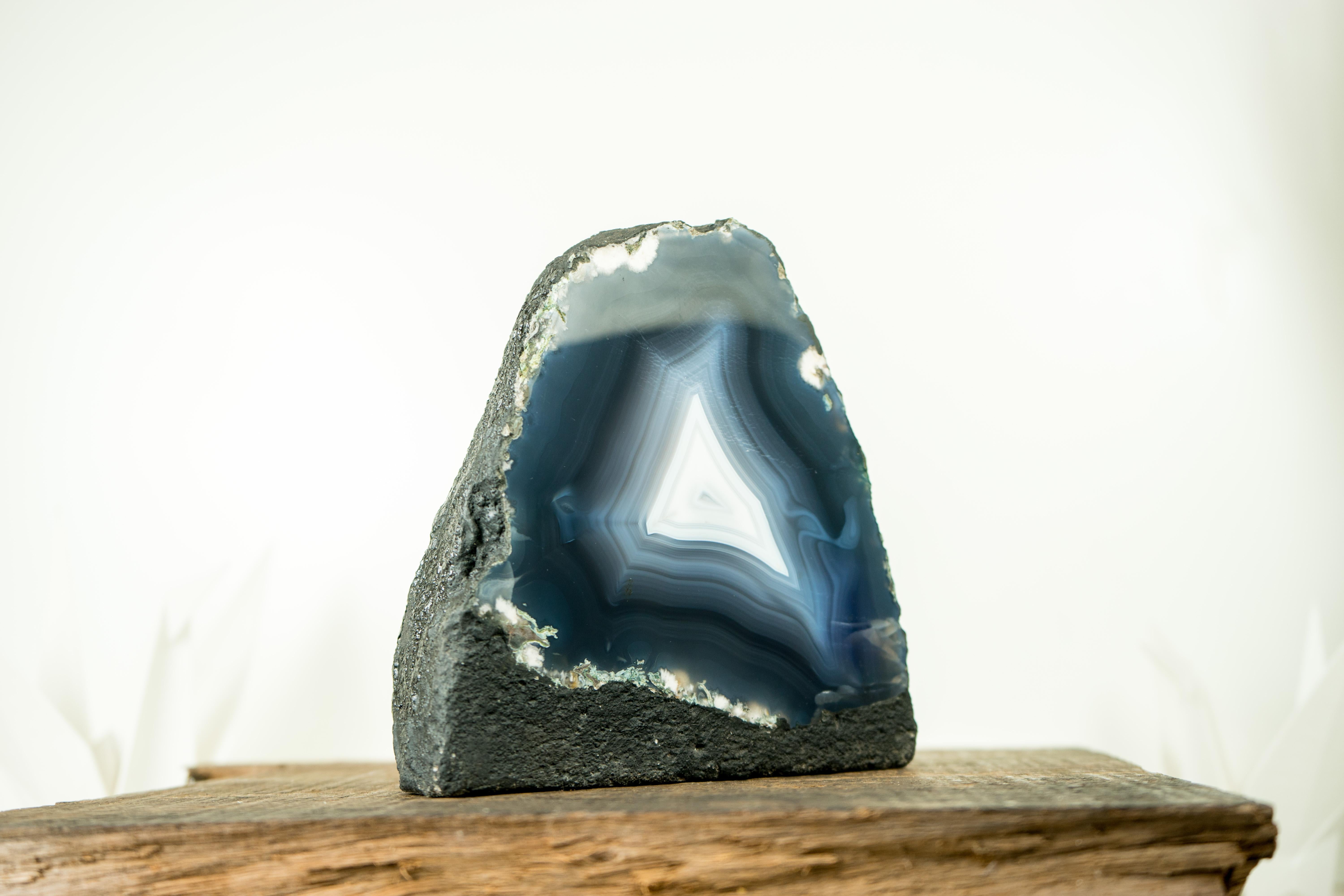 Blauer Achatgeode mit ganz natürlichen Meeresblauen und weißen Achatspitzen aus Achat, natürliche Kunst im Zustand „Neu“ im Angebot in Ametista Do Sul, BR