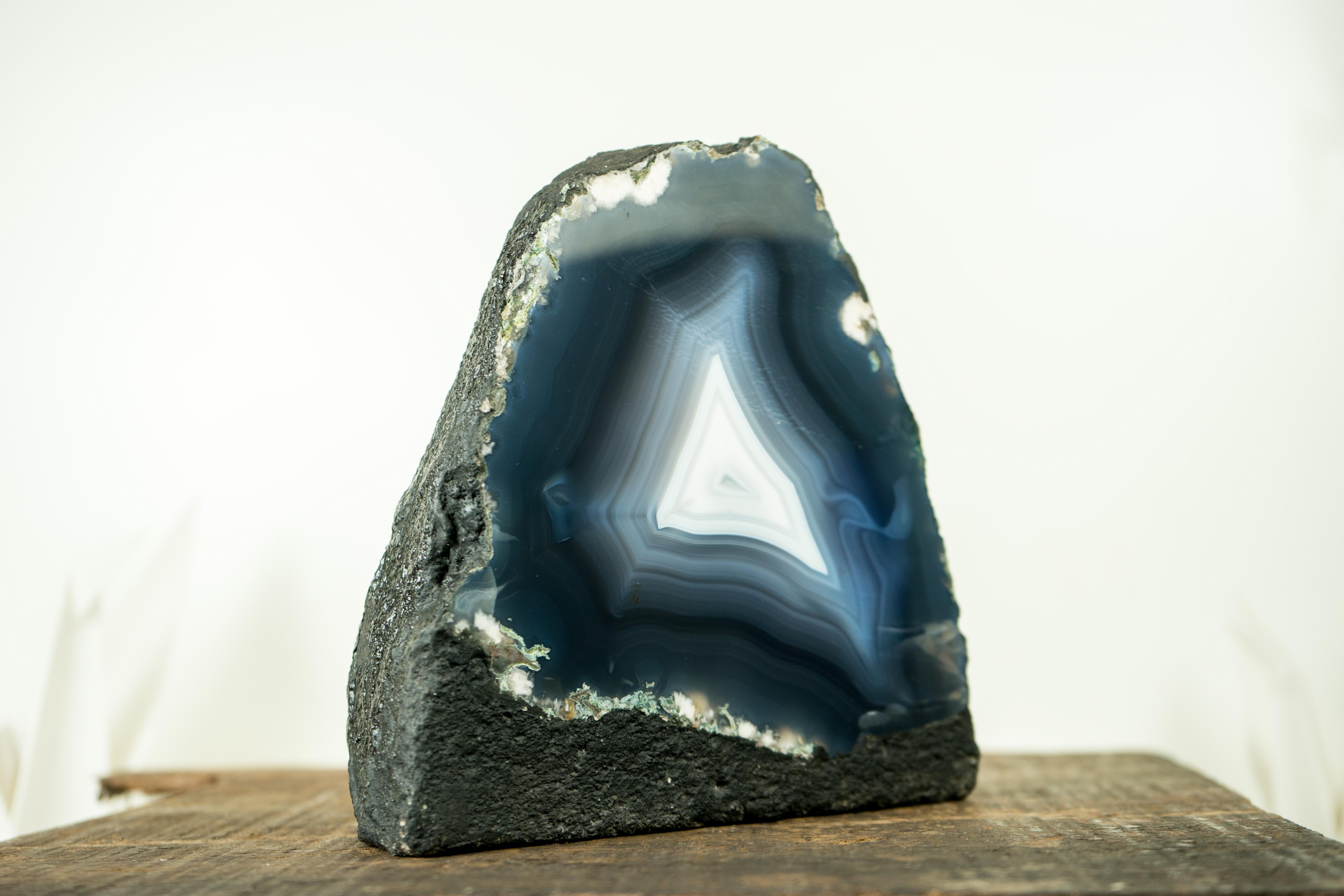 Blauer Achatgeode mit ganz natürlichen Meeresblauen und weißen Achatspitzen aus Achat, natürliche Kunst (21. Jahrhundert und zeitgenössisch) im Angebot