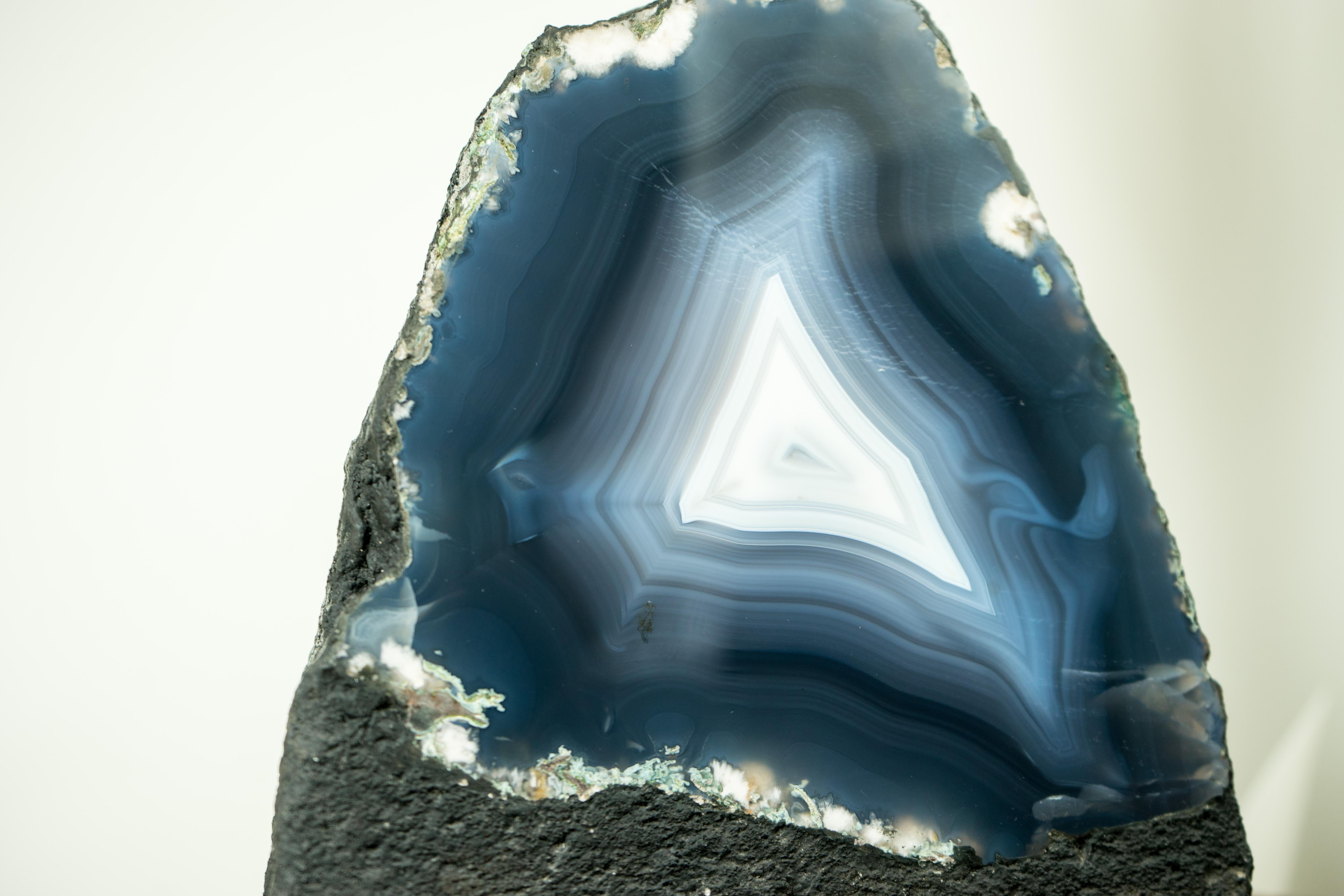 Blauer Achatgeode mit ganz natürlichen Meeresblauen und weißen Achatspitzen aus Achat, natürliche Kunst im Angebot 1