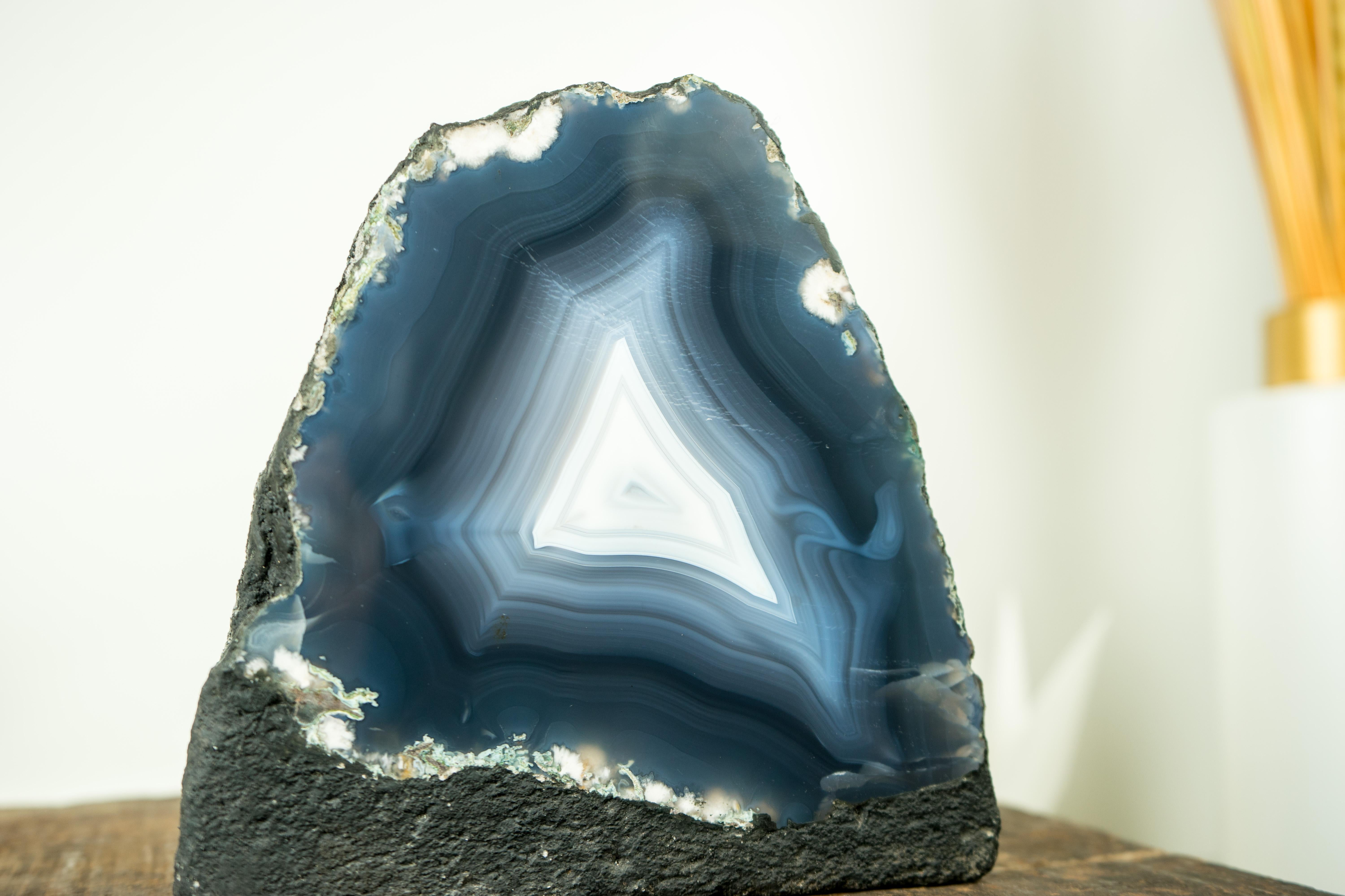 Blauer Achatgeode mit ganz natürlichen Meeresblauen und weißen Achatspitzen aus Achat, natürliche Kunst im Angebot 2