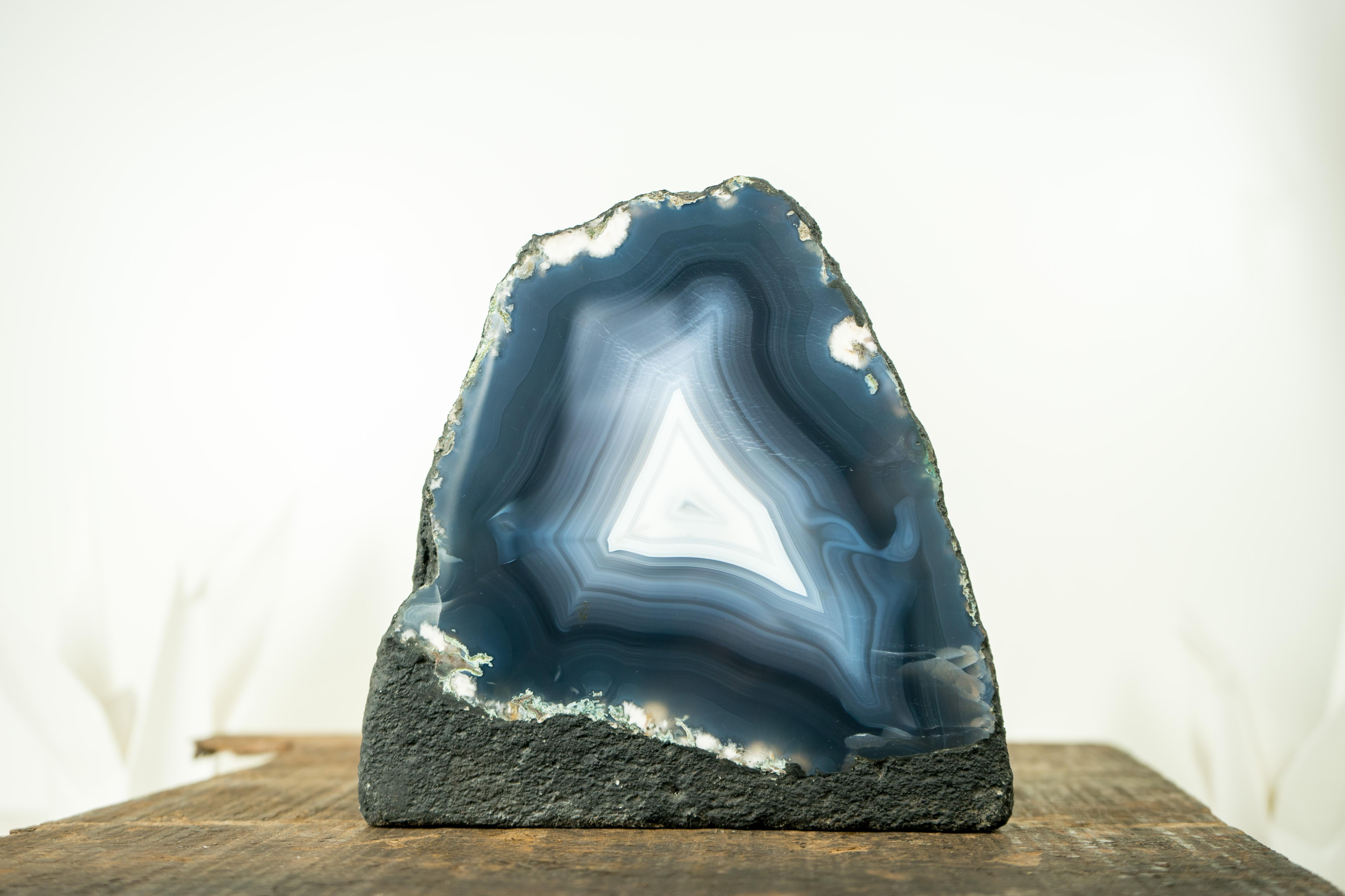 Blauer Achatgeode mit ganz natürlichen Meeresblauen und weißen Achatspitzen aus Achat, natürliche Kunst im Angebot 3