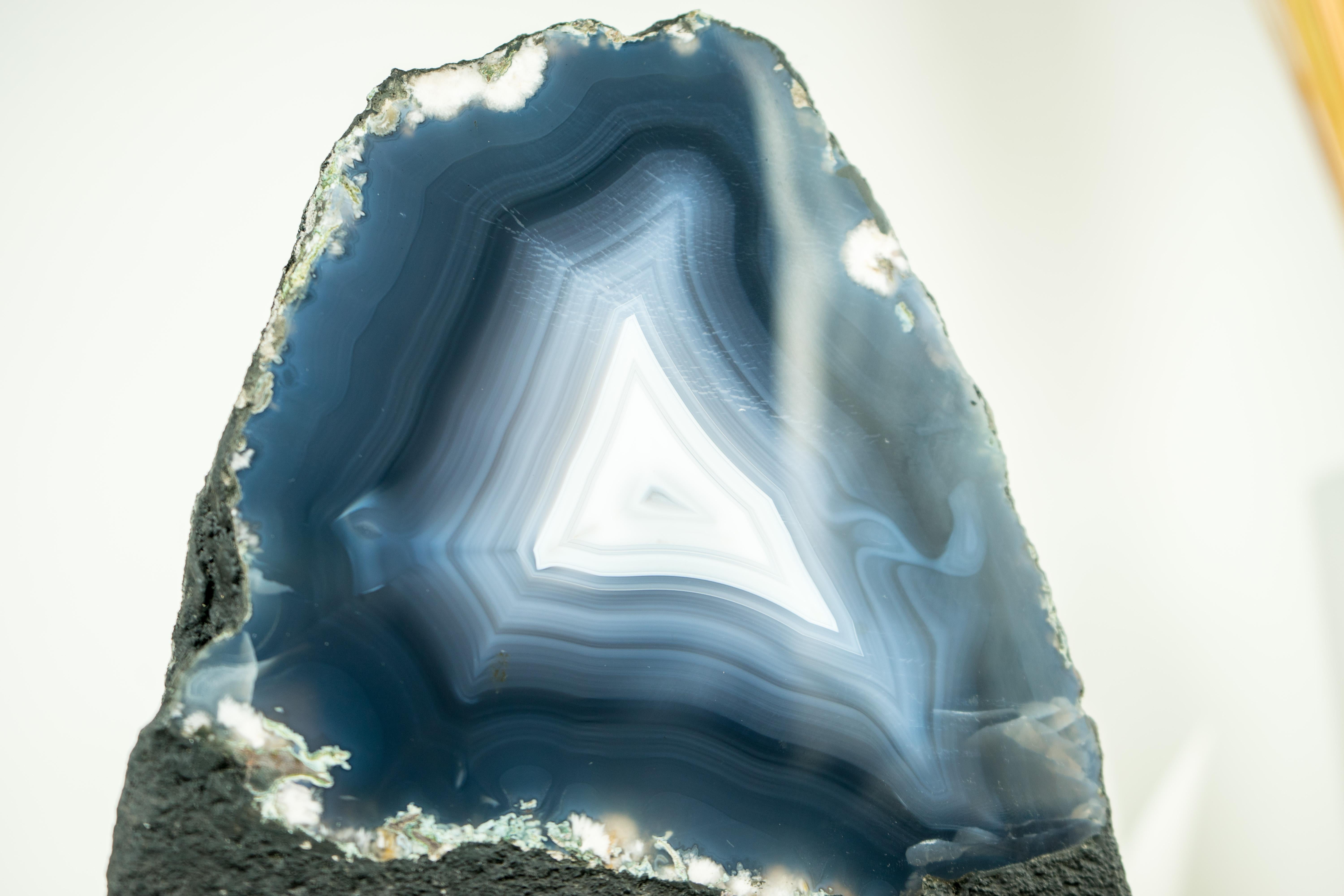 Blauer Achatgeode mit ganz natürlichen Meeresblauen und weißen Achatspitzen aus Achat, natürliche Kunst im Angebot 4