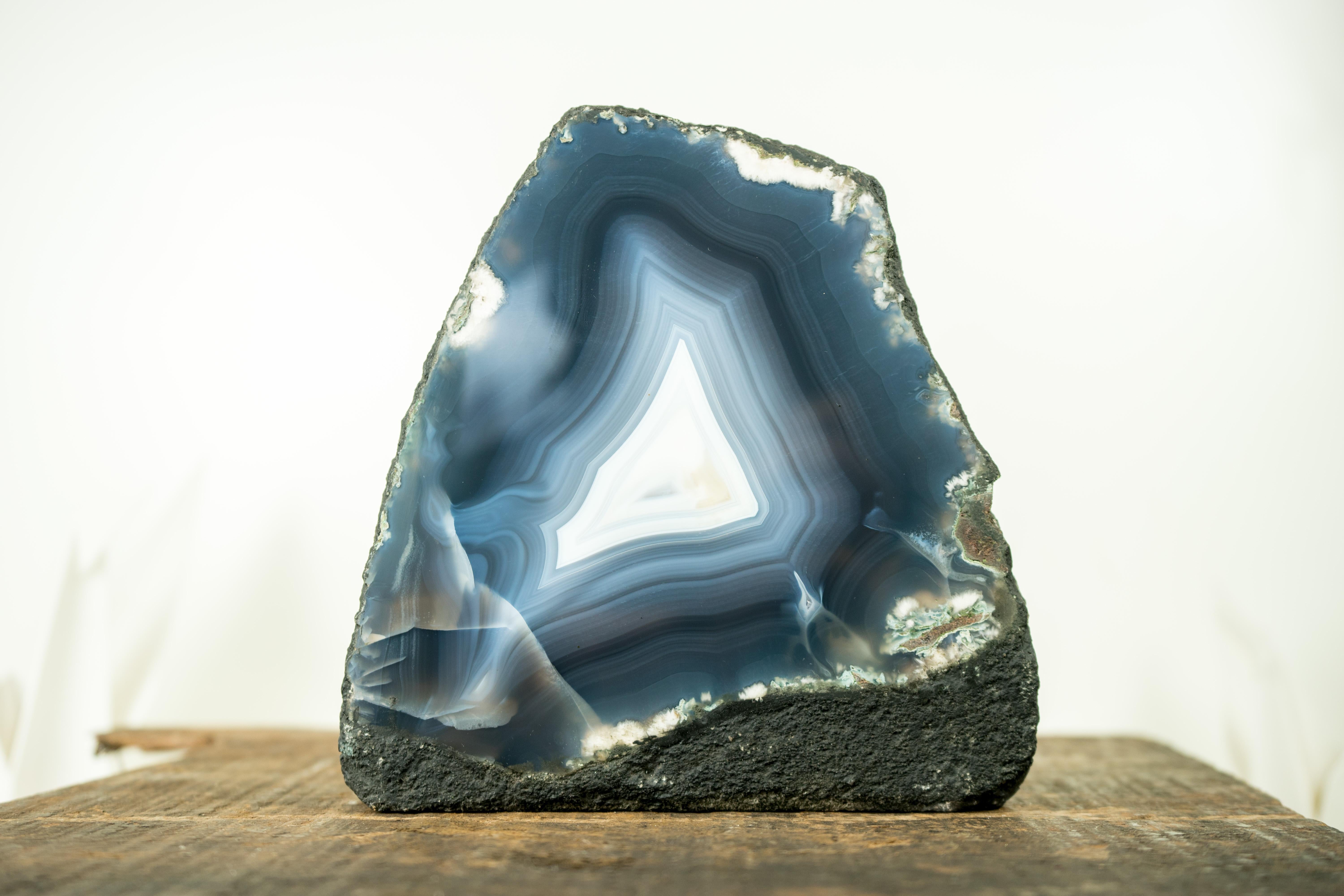 Geode di agata blu con lacci di agata bianca e blu marino completamente naturali, Nature Decor in vendita 4