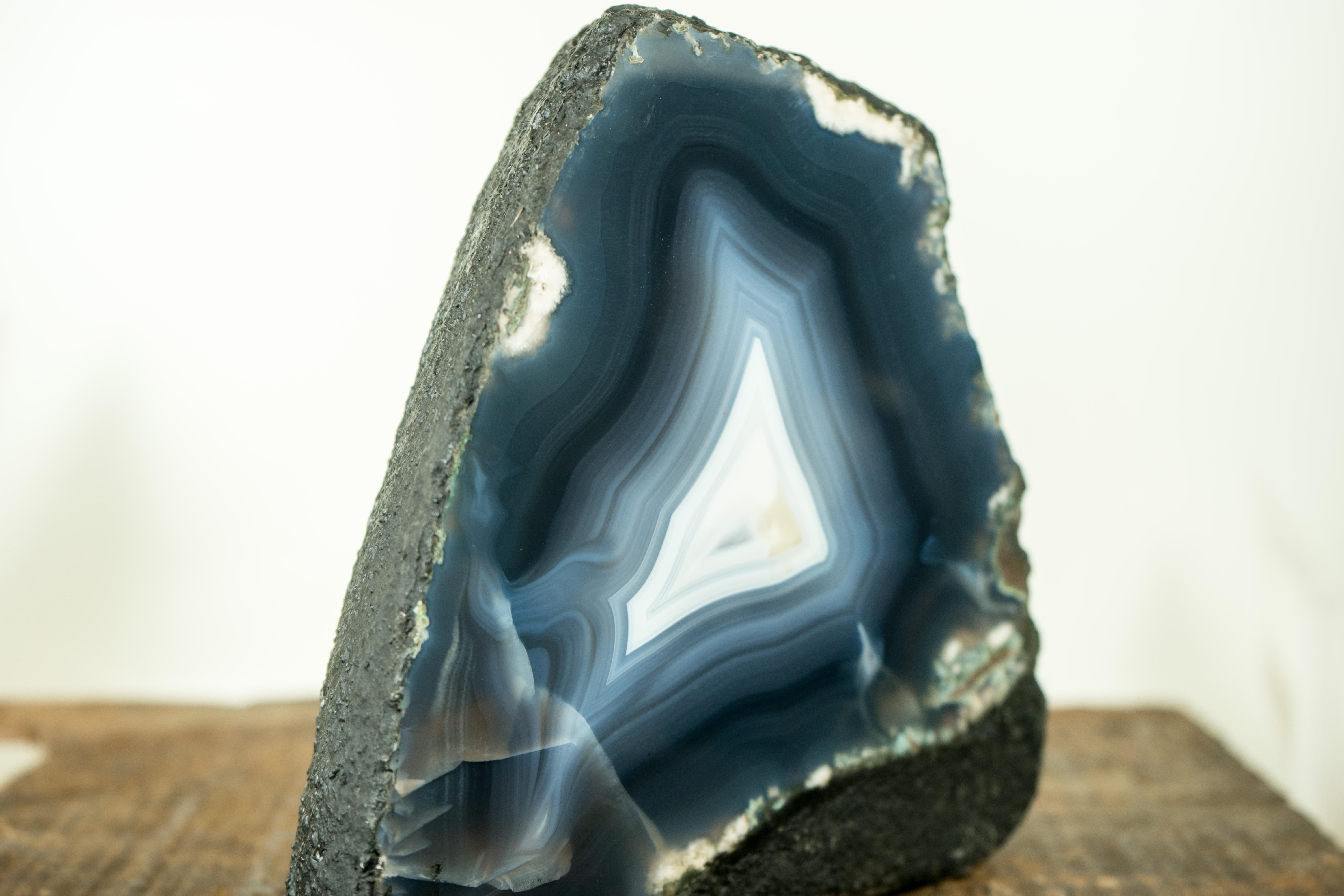 Piccolo geode di agata blu naturale con agate a bande: Un capolavoro Nature

▫️ Descrizione

Eleva il tuo spazio, il tuo arredamento o la tua collezione con la bellezza di questo geode di agata blu, noto anche come geode di agata merlettata. Questo
