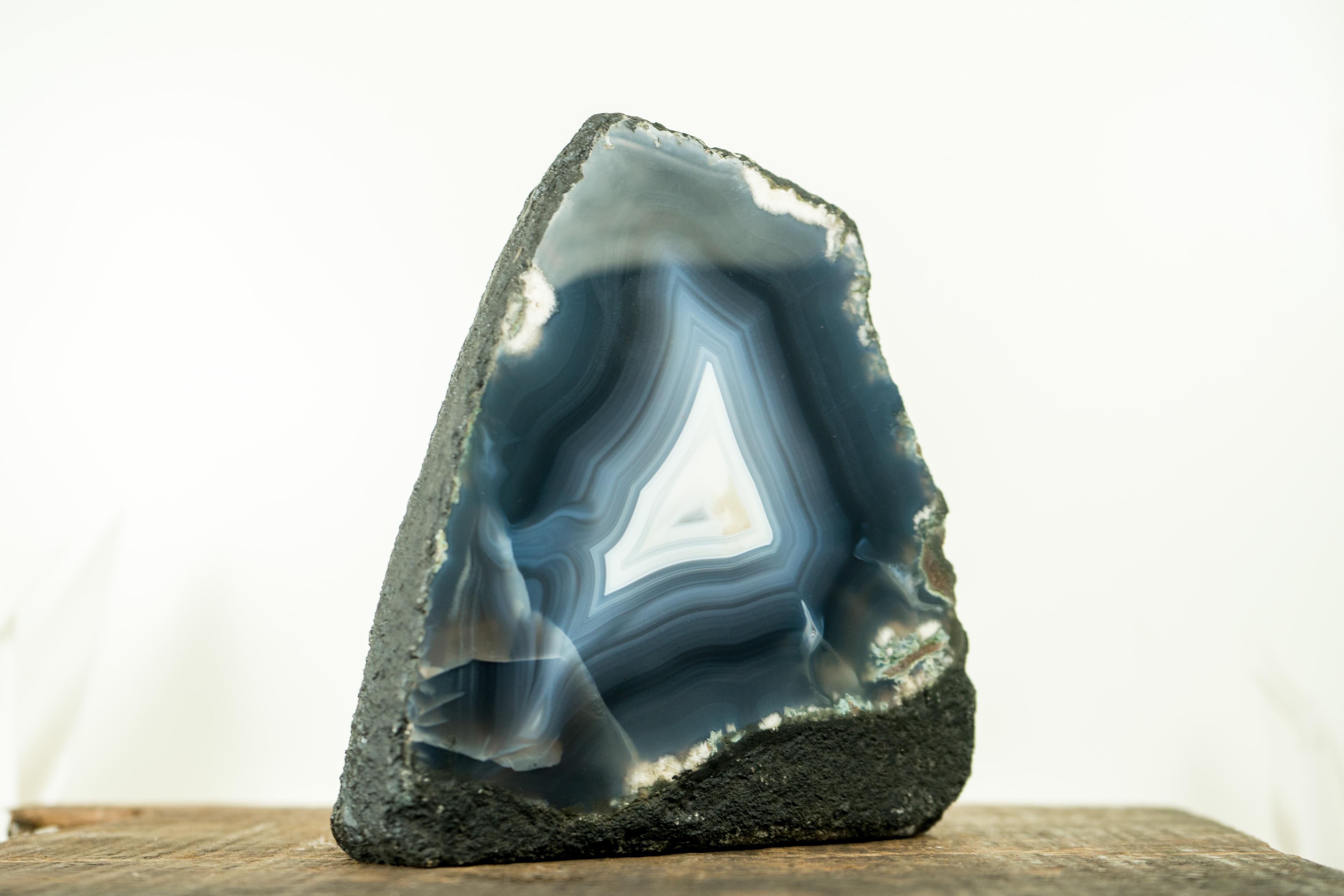 Brasiliano Geode di agata blu con lacci di agata bianca e blu marino completamente naturali, Nature Decor in vendita