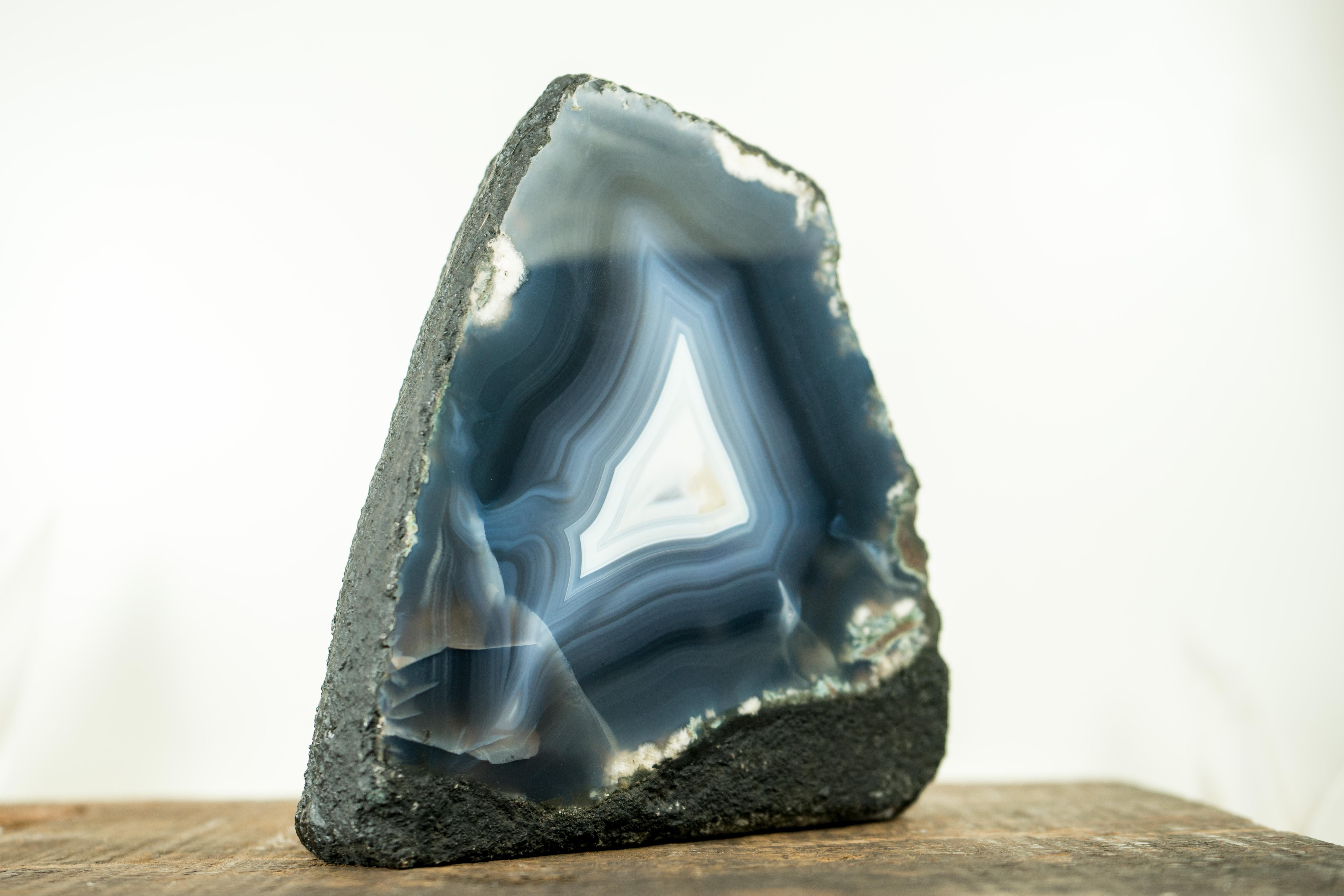 Geode di agata blu con lacci di agata bianca e blu marino completamente naturali, Nature Decor In condizioni Nuovo in vendita a Ametista Do Sul, BR