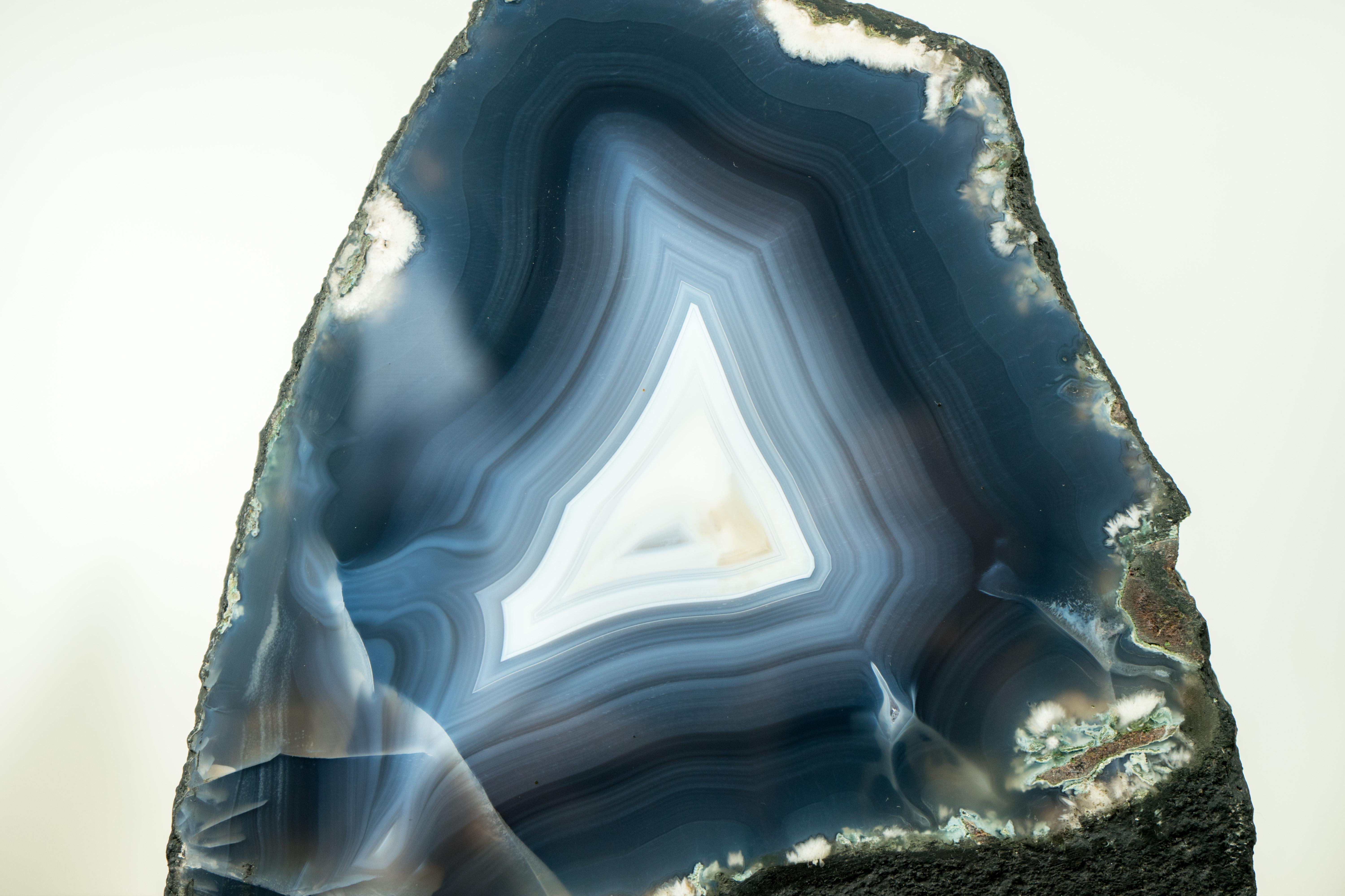 XXI secolo e contemporaneo Geode di agata blu con lacci di agata bianca e blu marino completamente naturali, Nature Decor in vendita