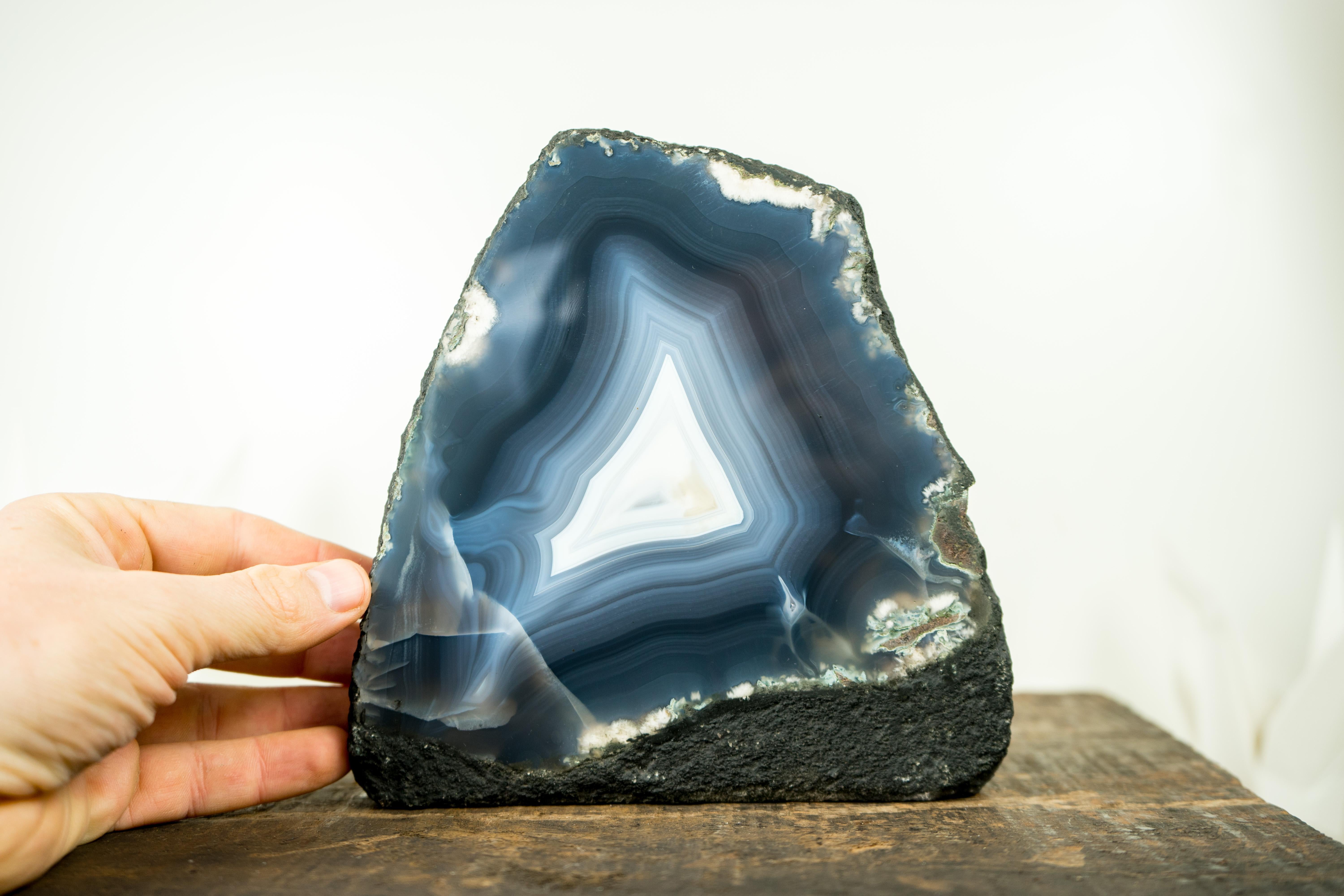 Agata Geode di agata blu con lacci di agata bianca e blu marino completamente naturali, Nature Decor in vendita