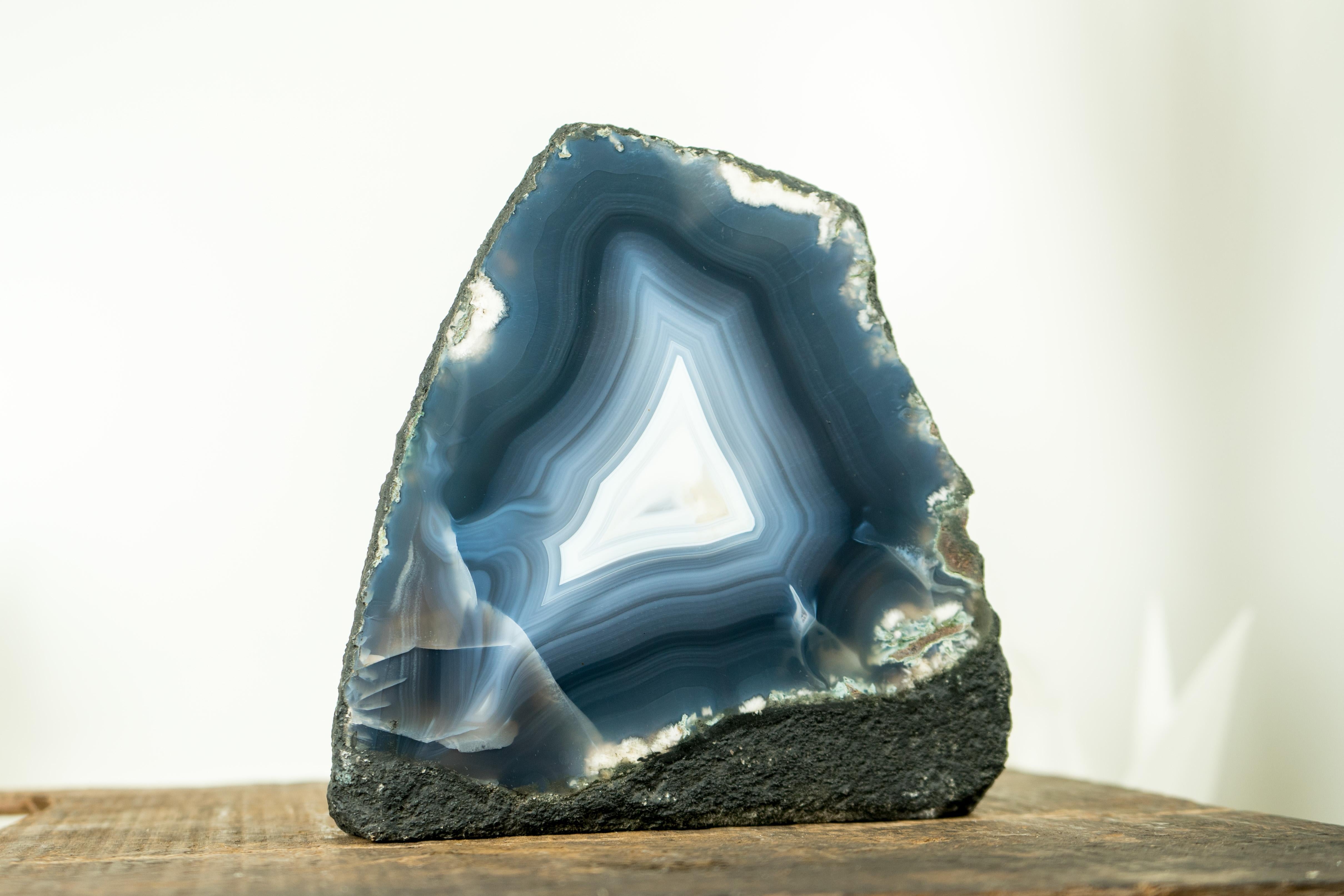 Geode di agata blu con lacci di agata bianca e blu marino completamente naturali, Nature Decor in vendita 1