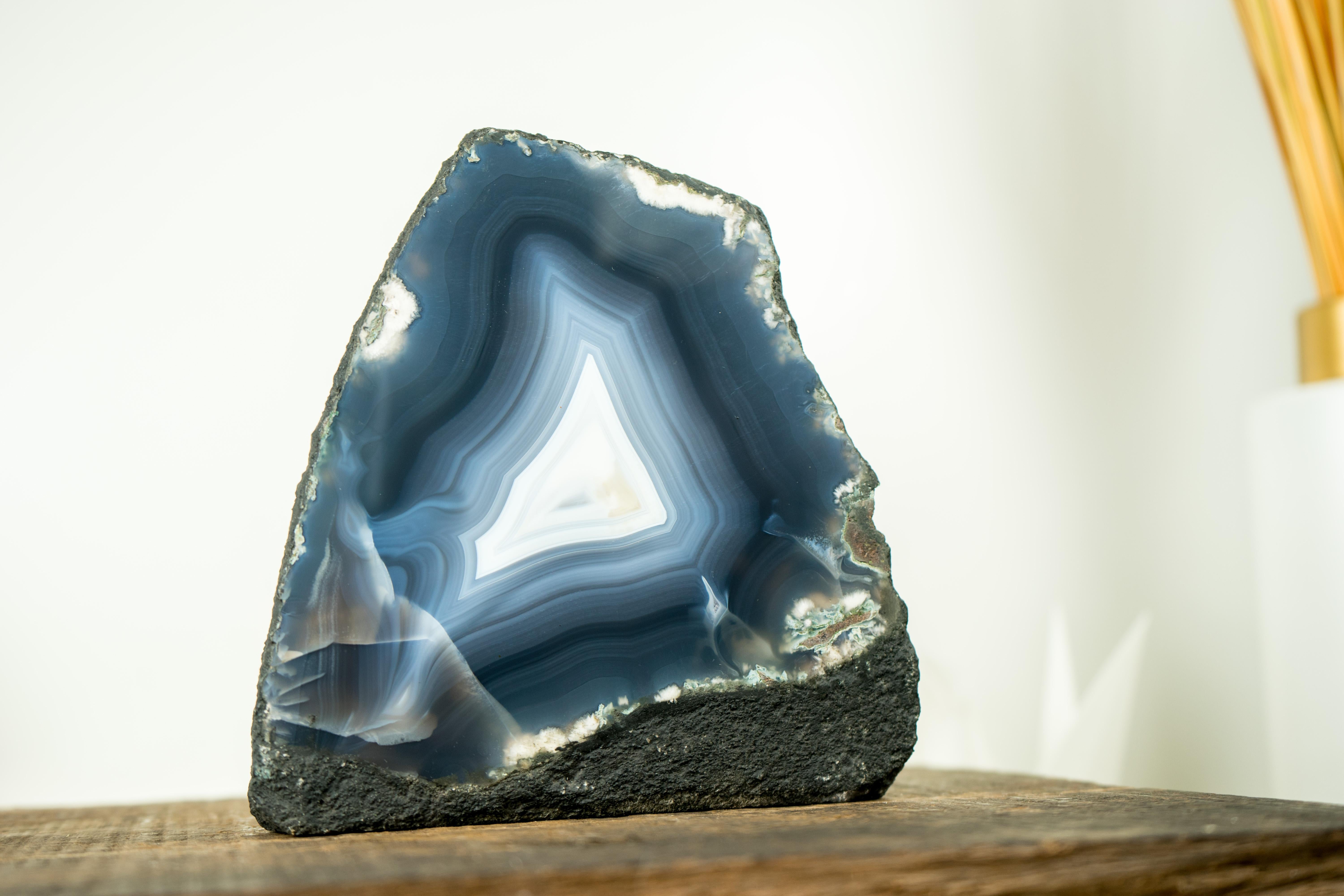 Geode di agata blu con lacci di agata bianca e blu marino completamente naturali, Nature Decor in vendita 2