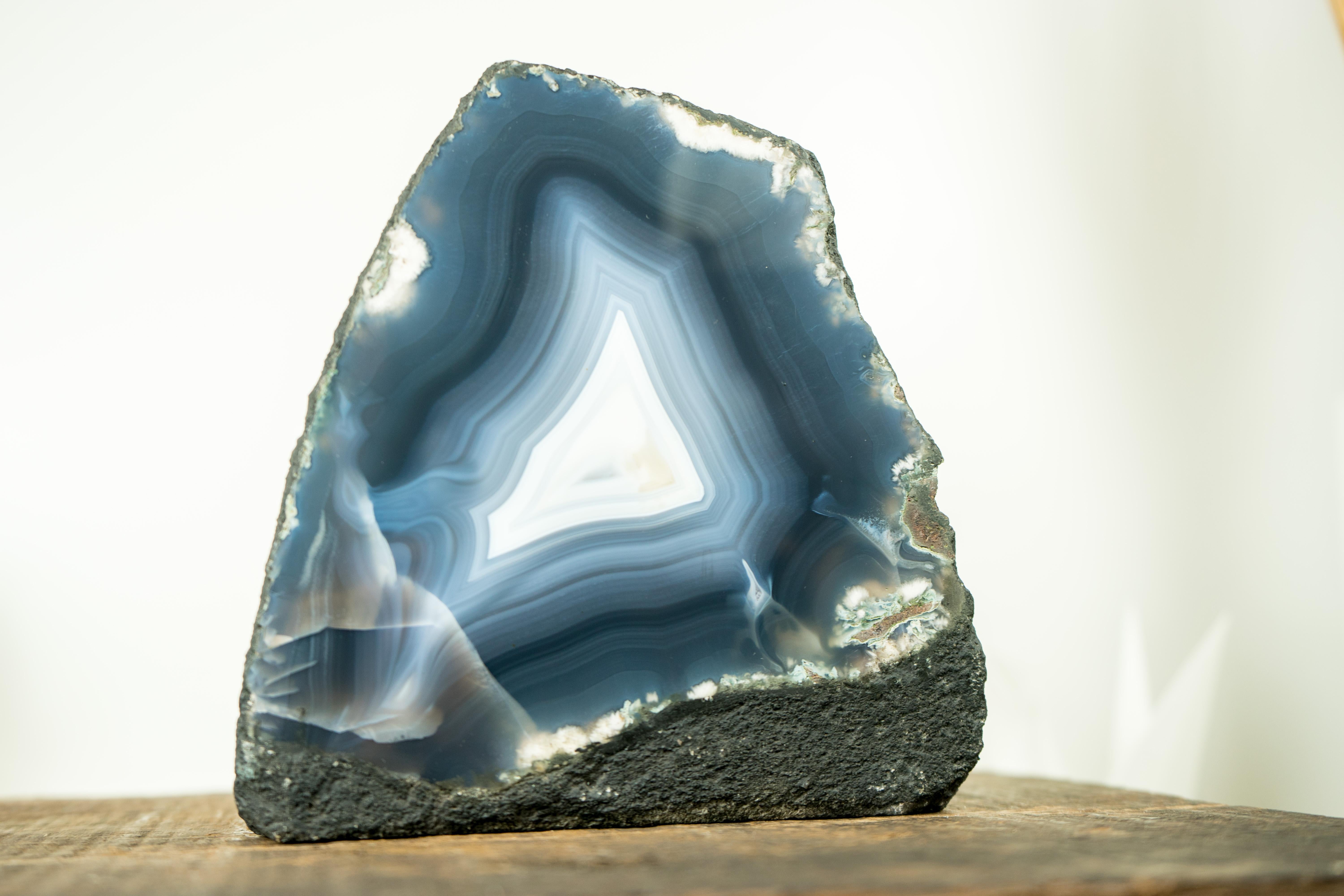 Geode di agata blu con lacci di agata bianca e blu marino completamente naturali, Nature Decor in vendita 3