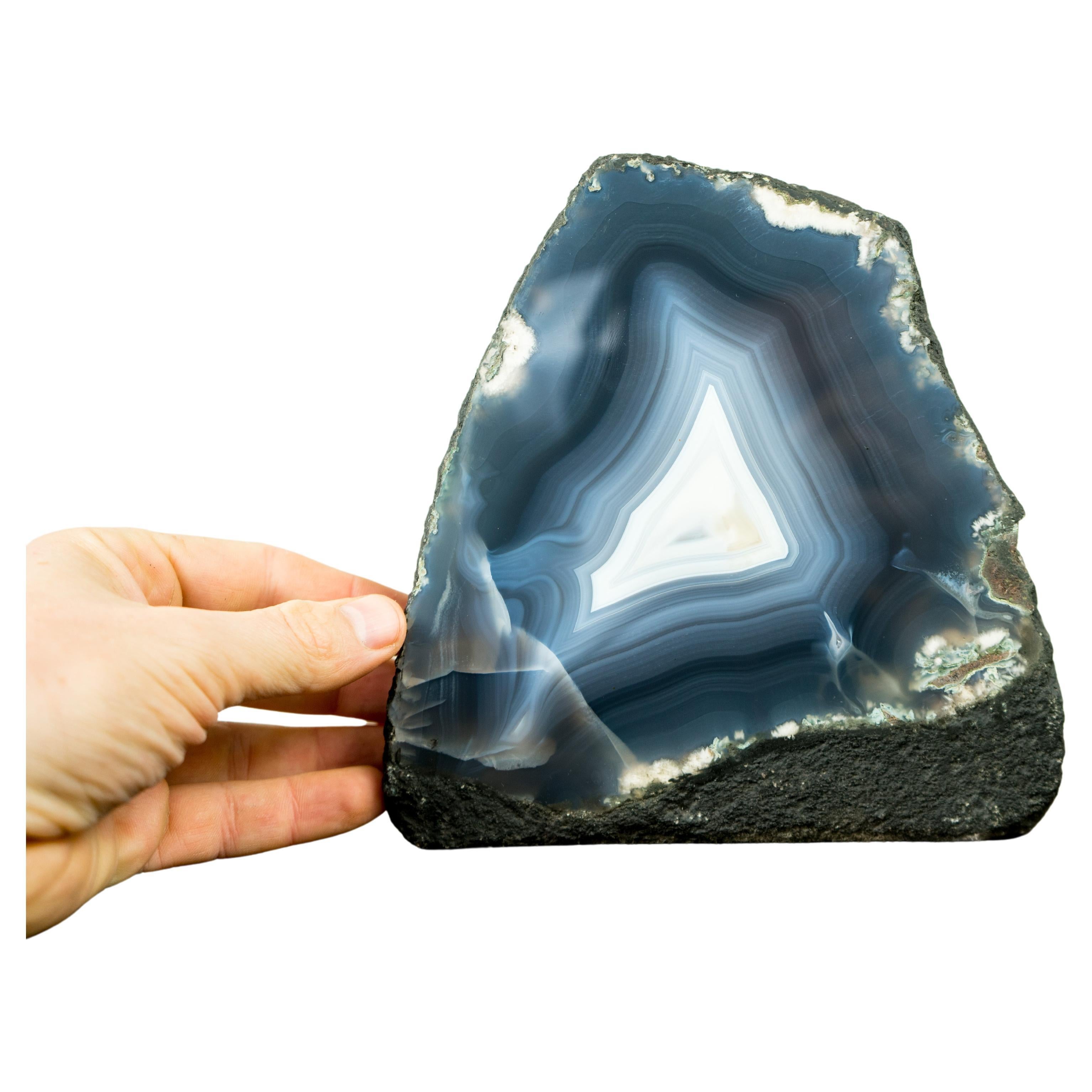 Geode en agate bleue marine et en dentelles d'agate blanche entièrement naturelles, décoration naturelle