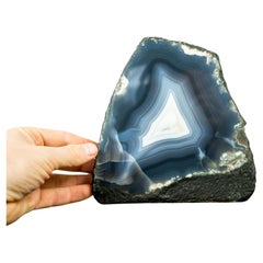 Geode en agate bleue marine et en dentelles d'agate blanche entièrement naturelles, décoration naturelle