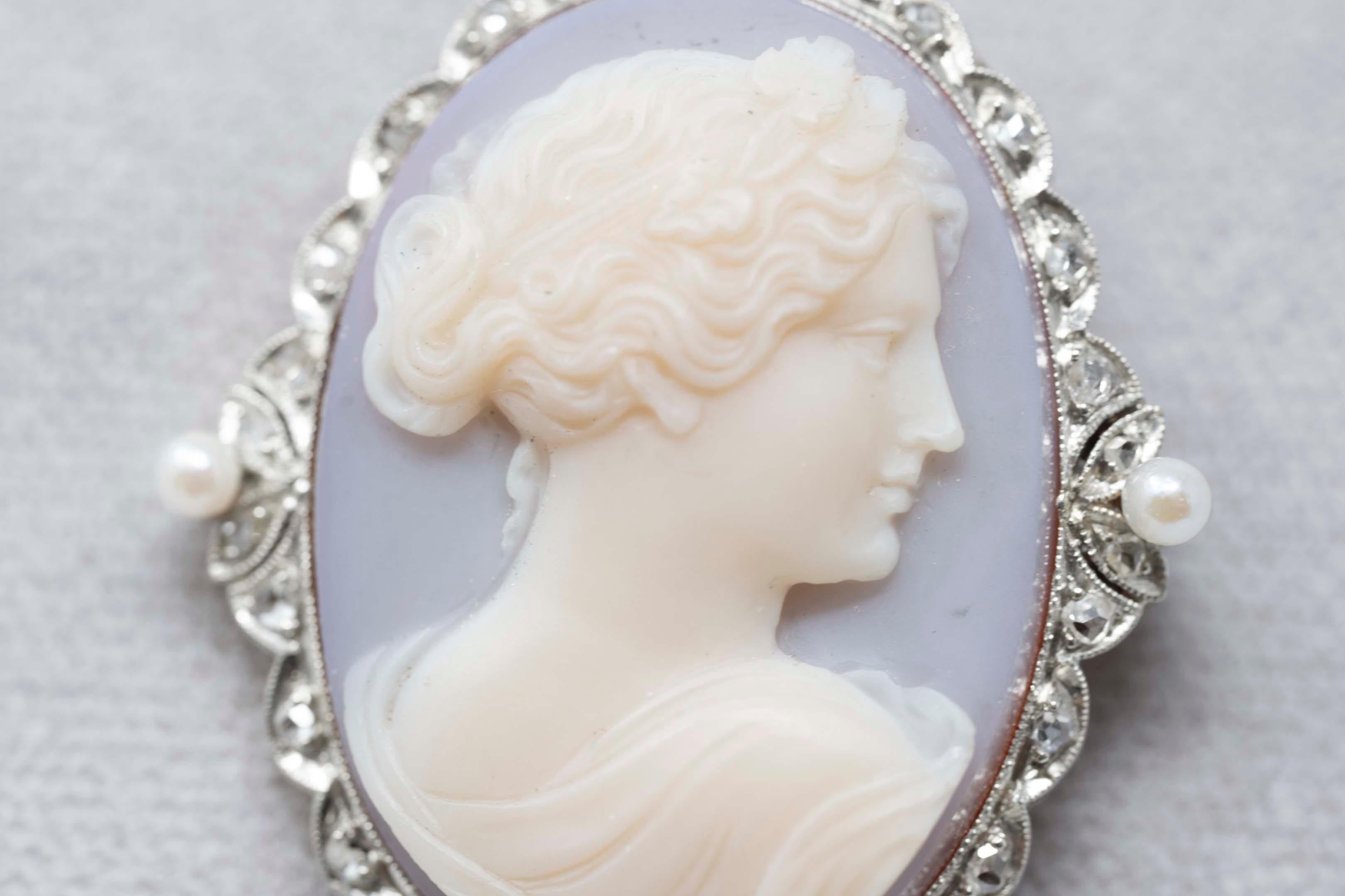 Superb Victorian Cameo Beauty and 18k gold & blue agate cameo brooch/pin. Set with old mine cut diamonds and 4 small pearls, circa 1880. 4cm x 3.2cm, unmarked, acid tested 18k. Weight 12 grams. Good condition.
