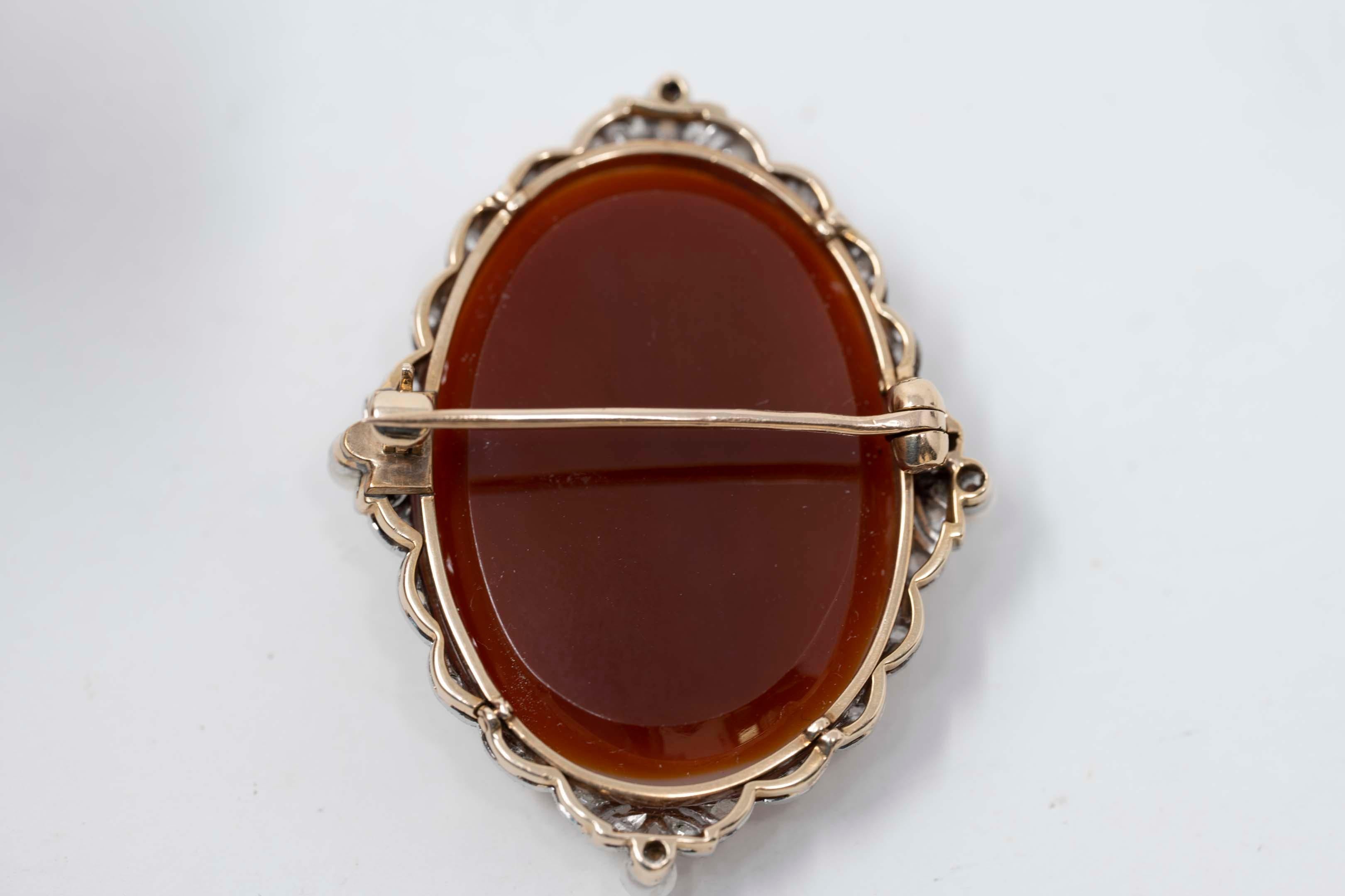 Blue Agate Victorian Cameo Pin/Brooch 18k Gold In Good Condition In Montreal, QC