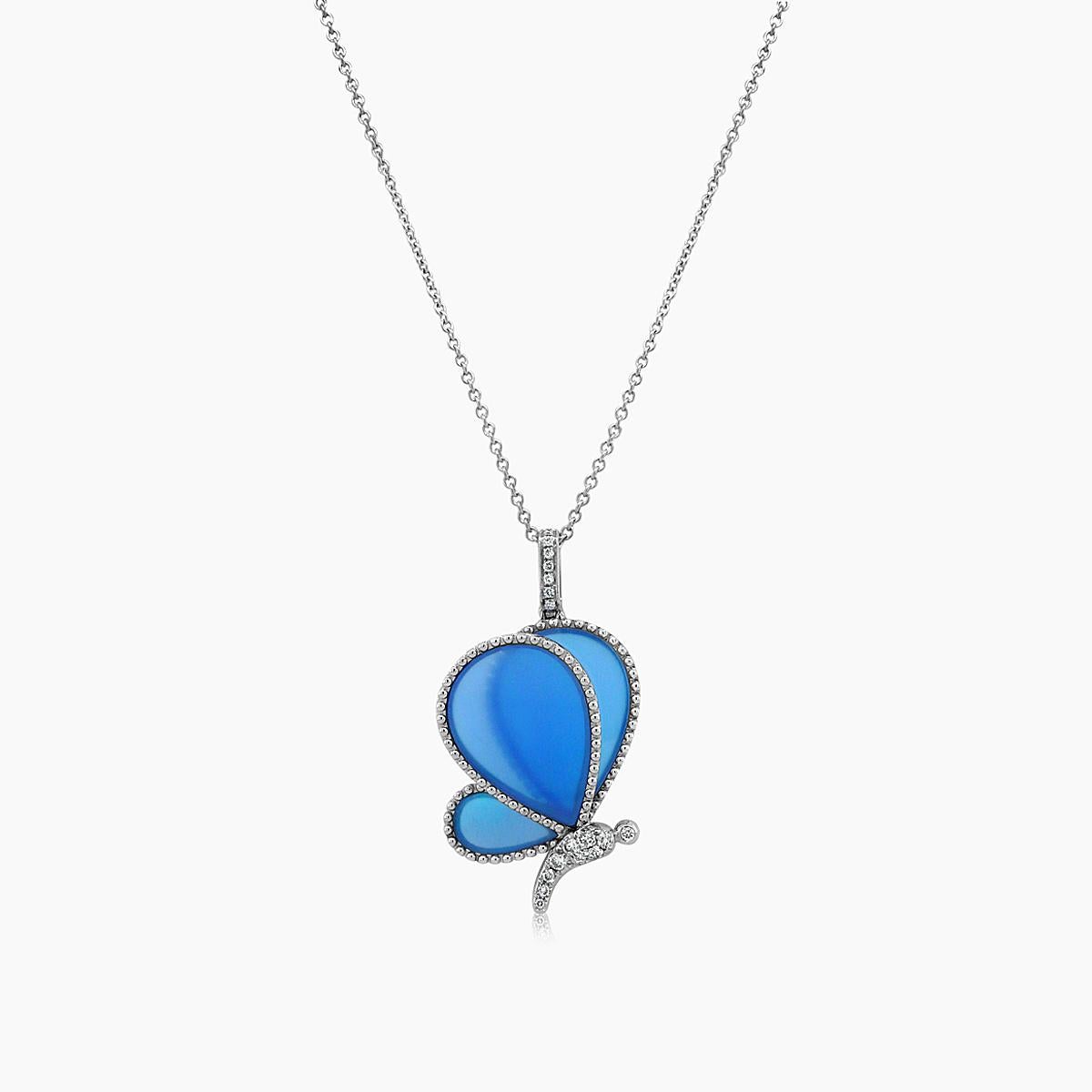 Moderno Collana con ciondolo in oro bianco 18 carati con ali di agata blu e diamanti e fantasia di farfalla in vendita